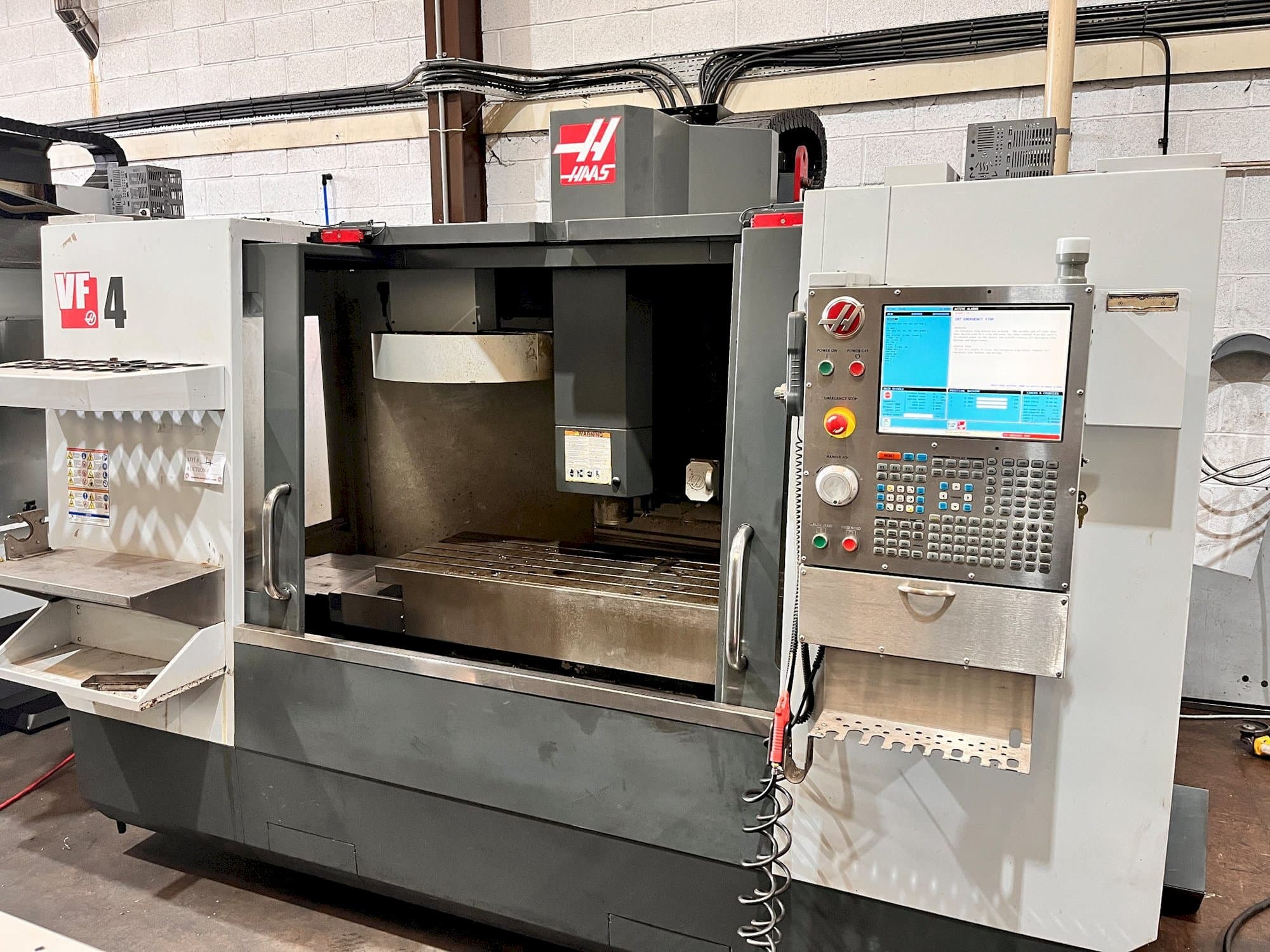 Vista frontale della macchina HAAS VF-4