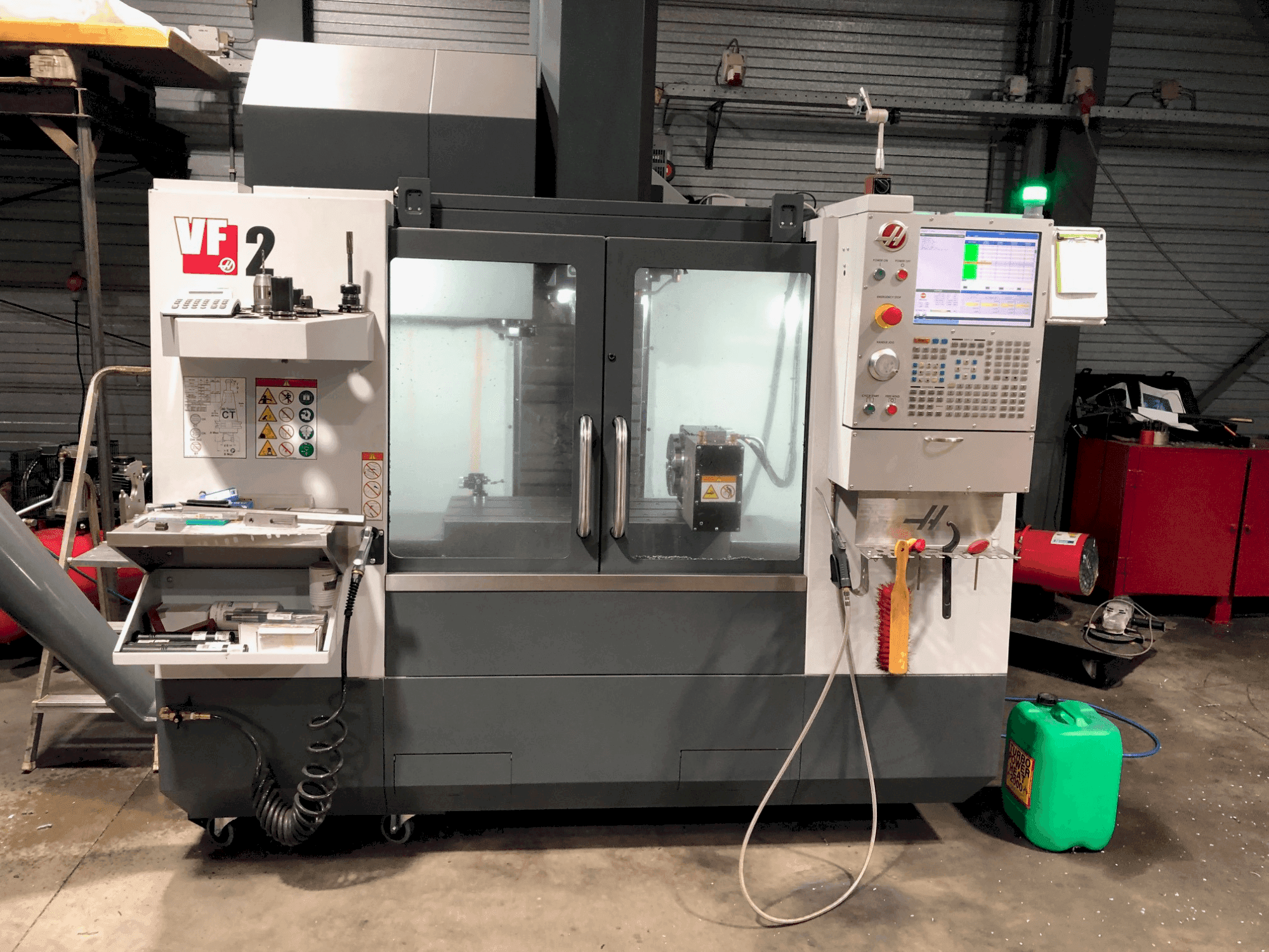 Vista frontale della macchina HAAS VF-2