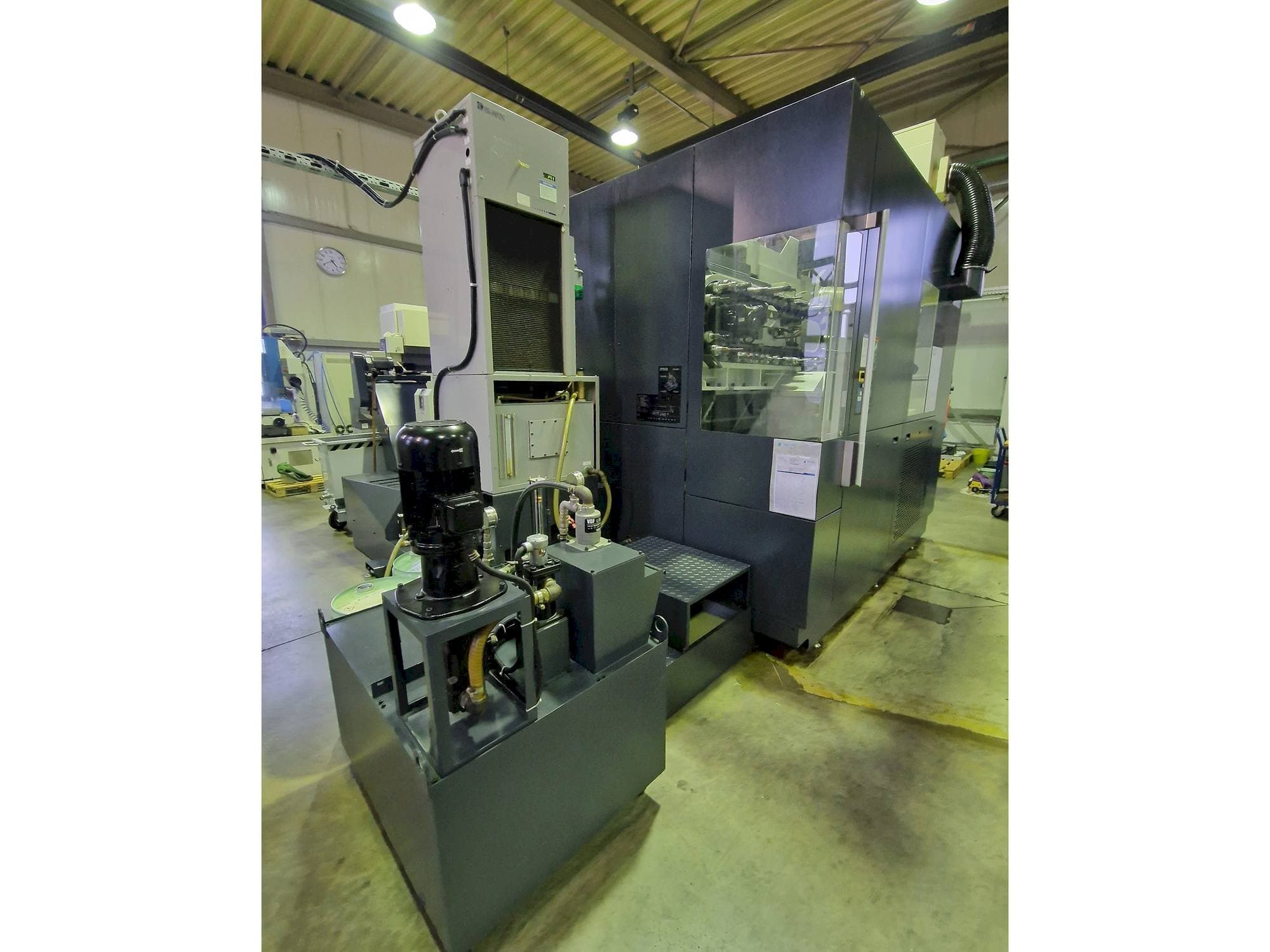 Vista frontale della macchina Makino F9