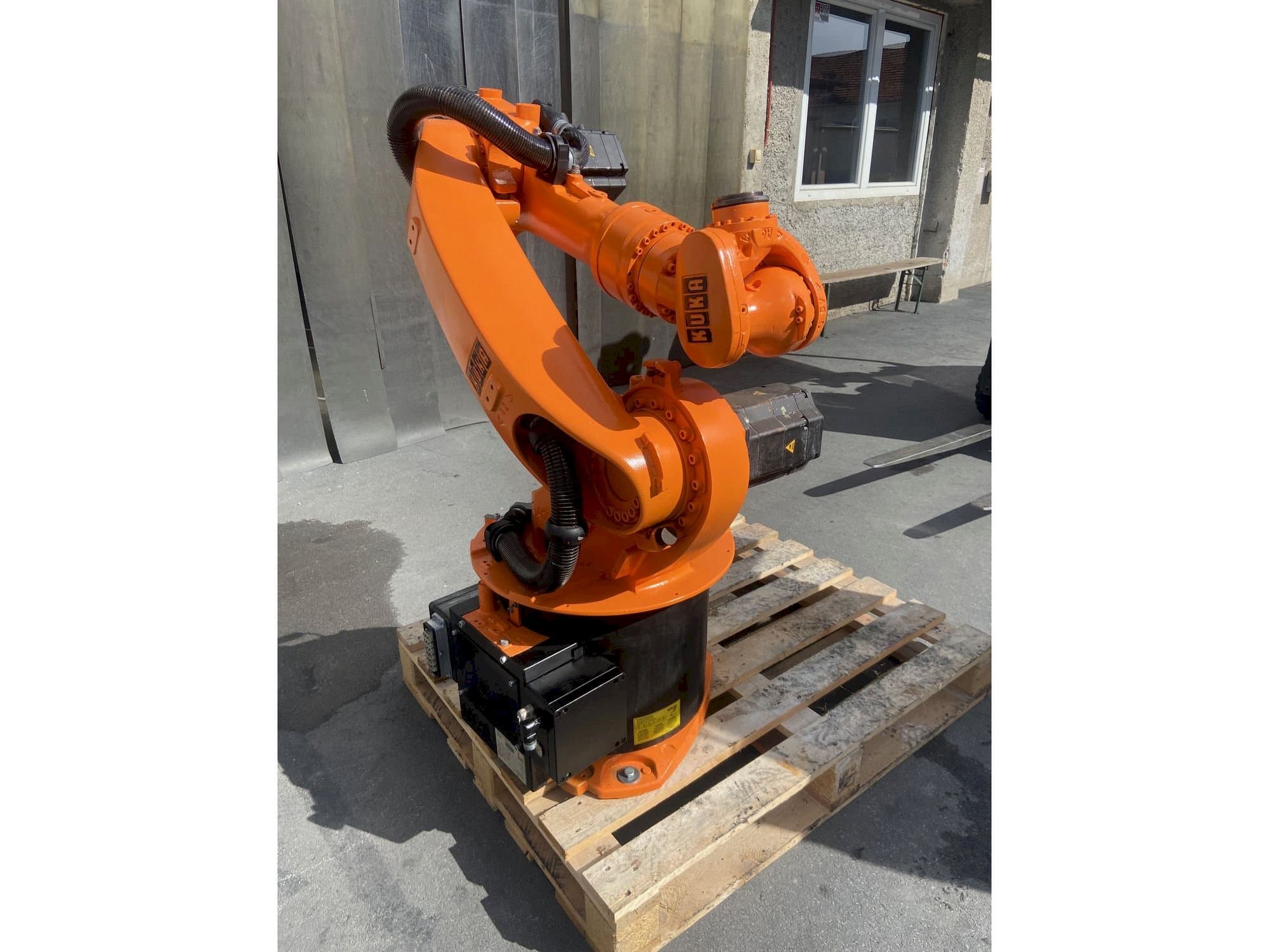 Vista frontale della macchina KUKA Kr16