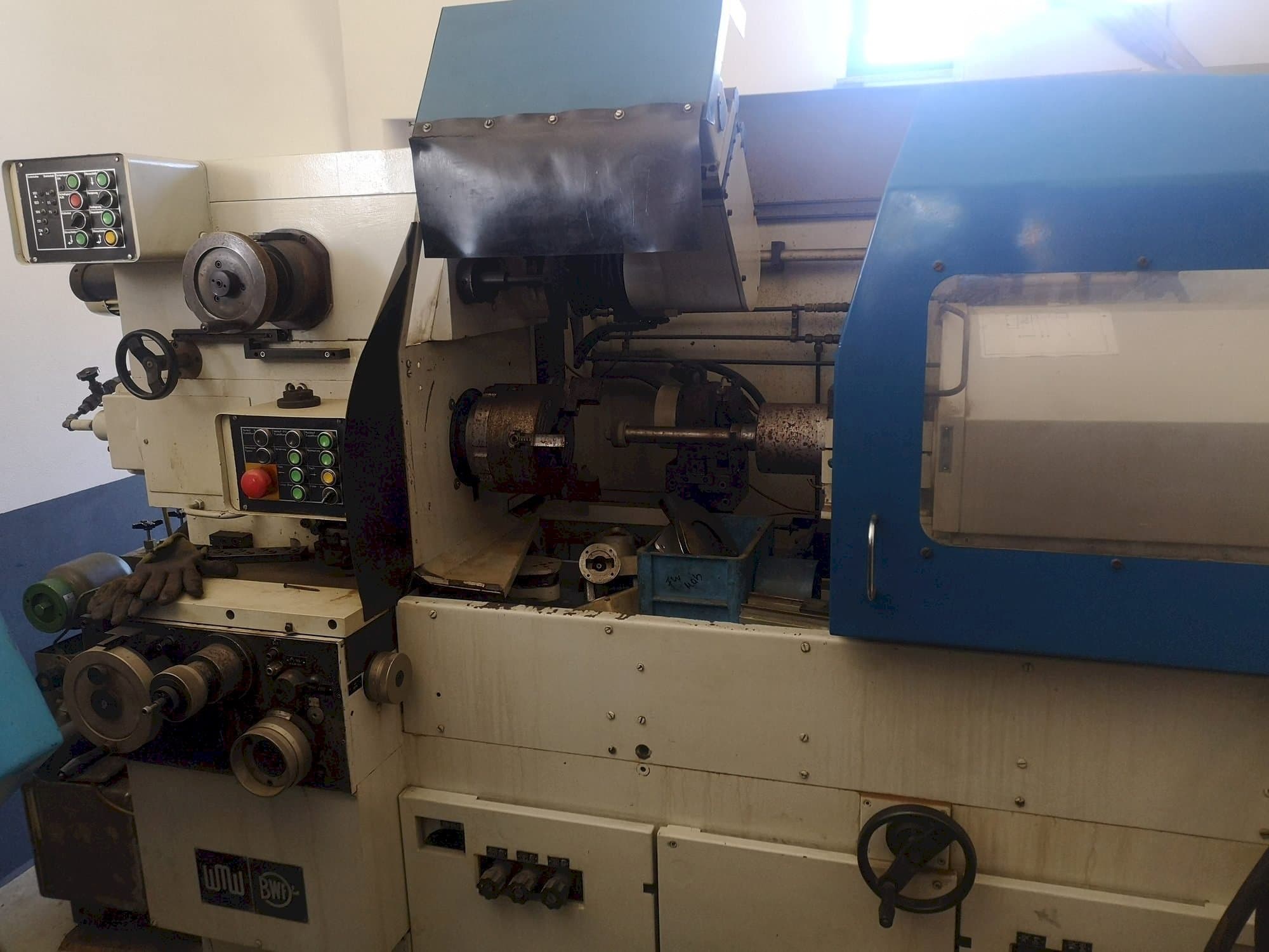 Vista frontale della macchina WMW SI4