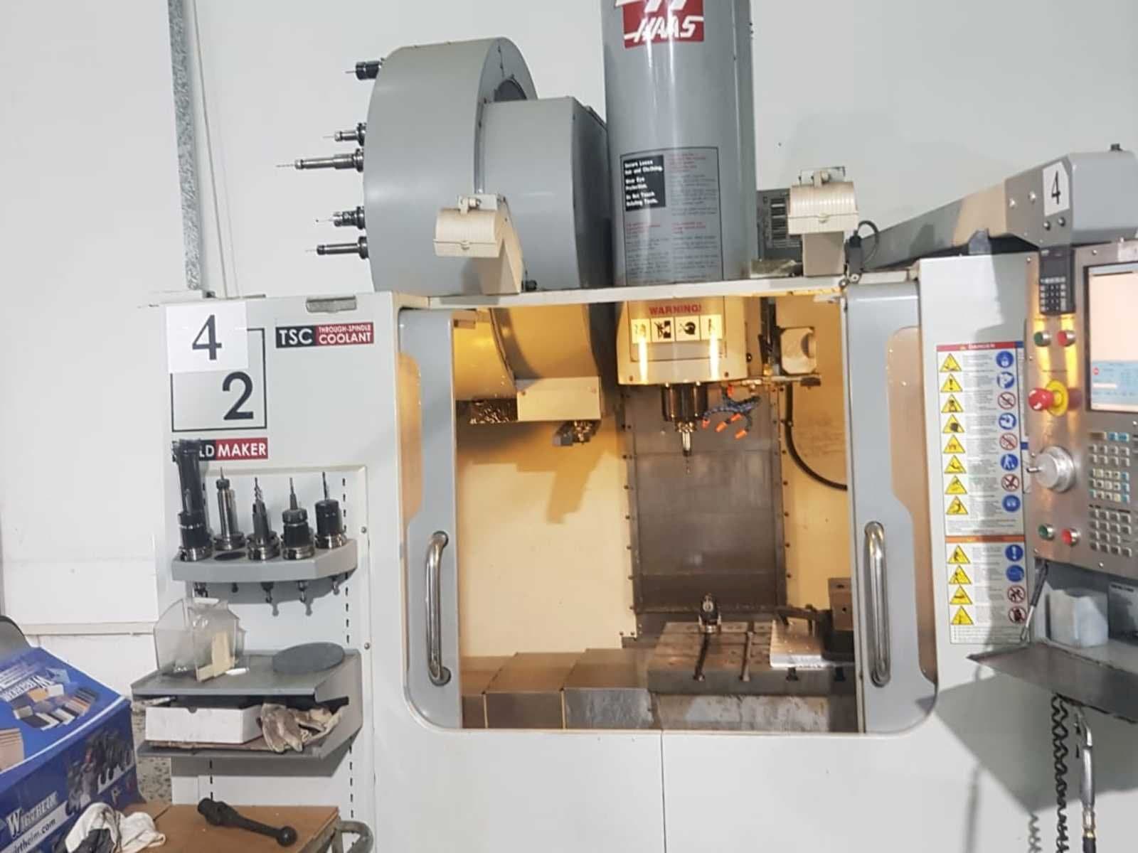 Vista frontale della macchina HAAS VM-2