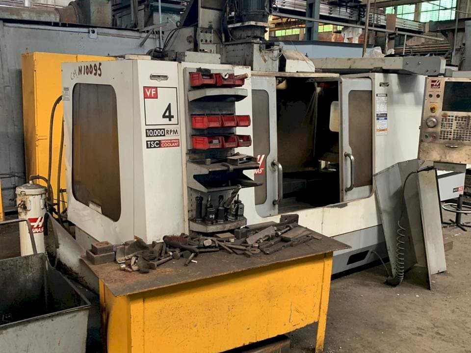 Vista frontale della macchina HAAS VF-4