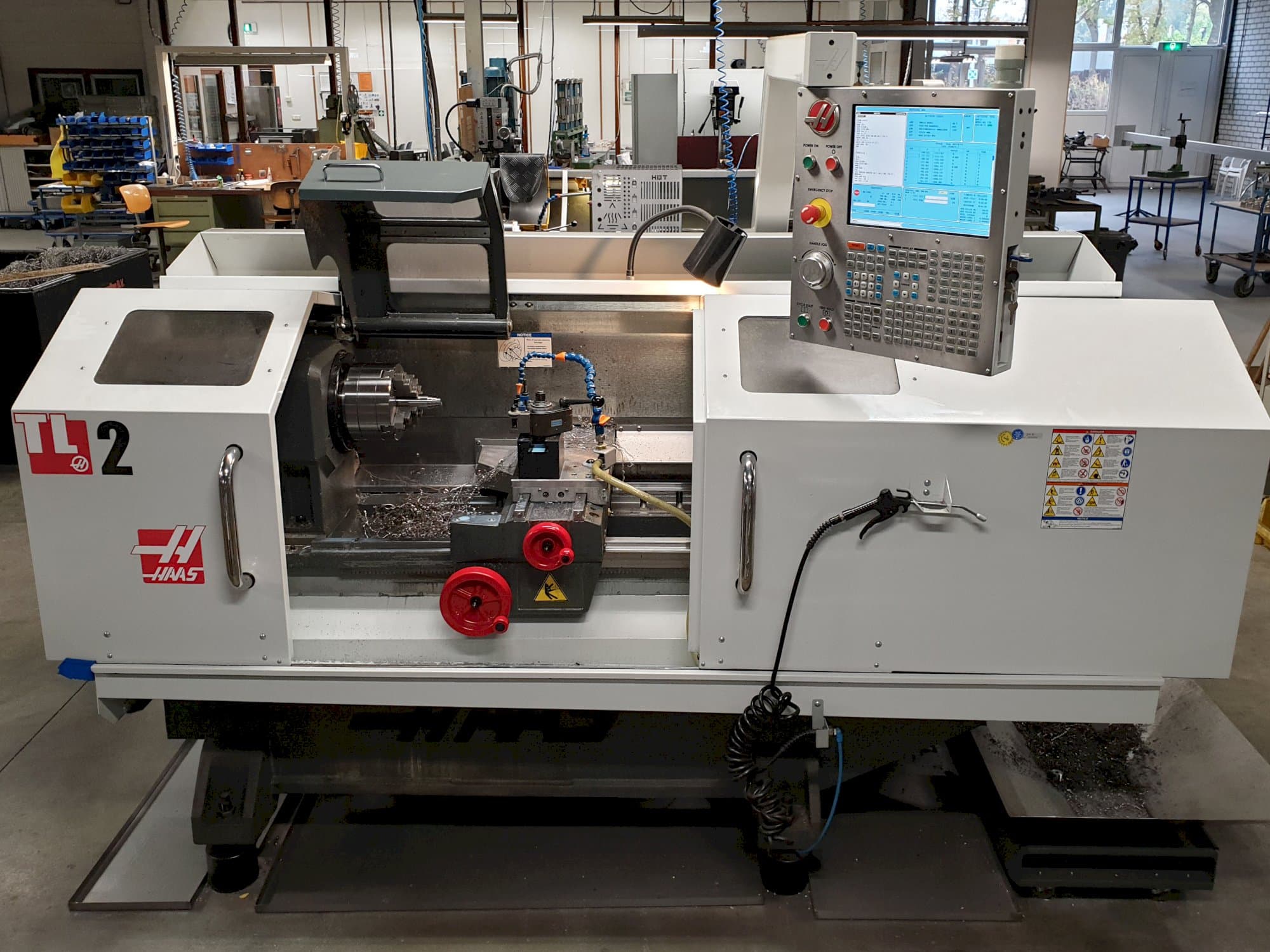 Vista frontale della macchina HAAS TL-2