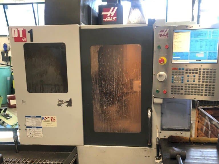 Vista frontale della macchina HAAS DT1