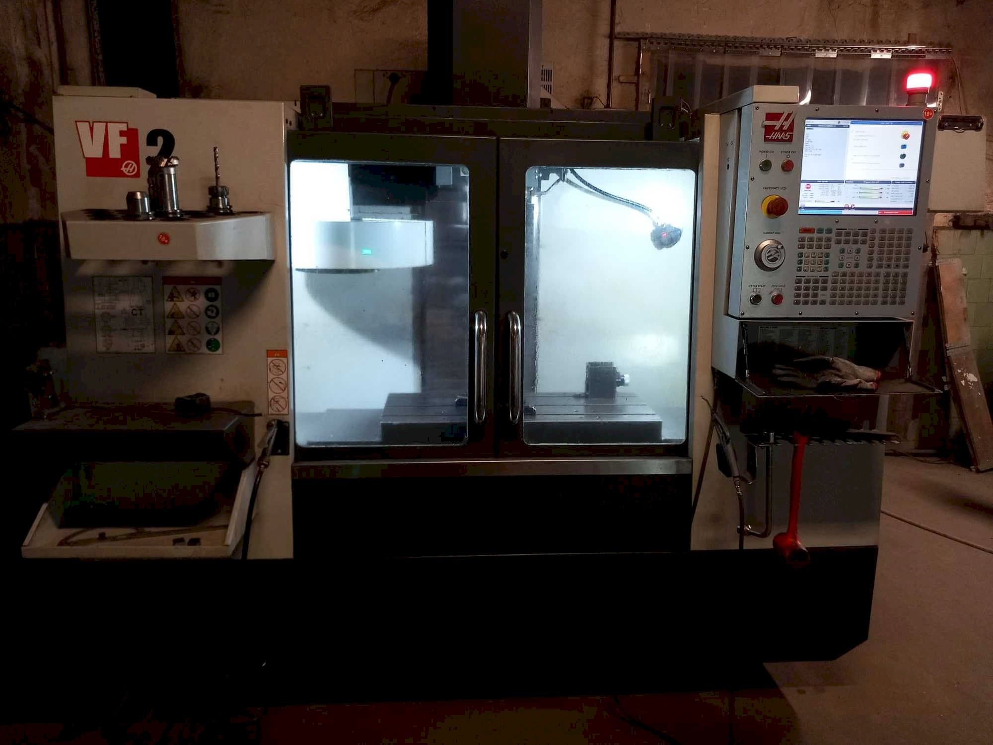 Vista frontale della macchina HAAS VF2