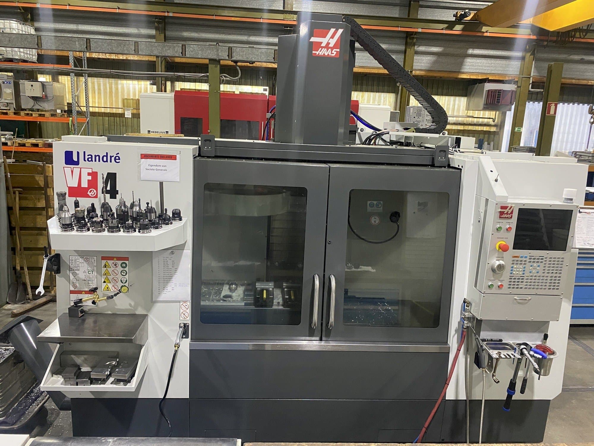 Vista frontale della macchina HAAS VF-4