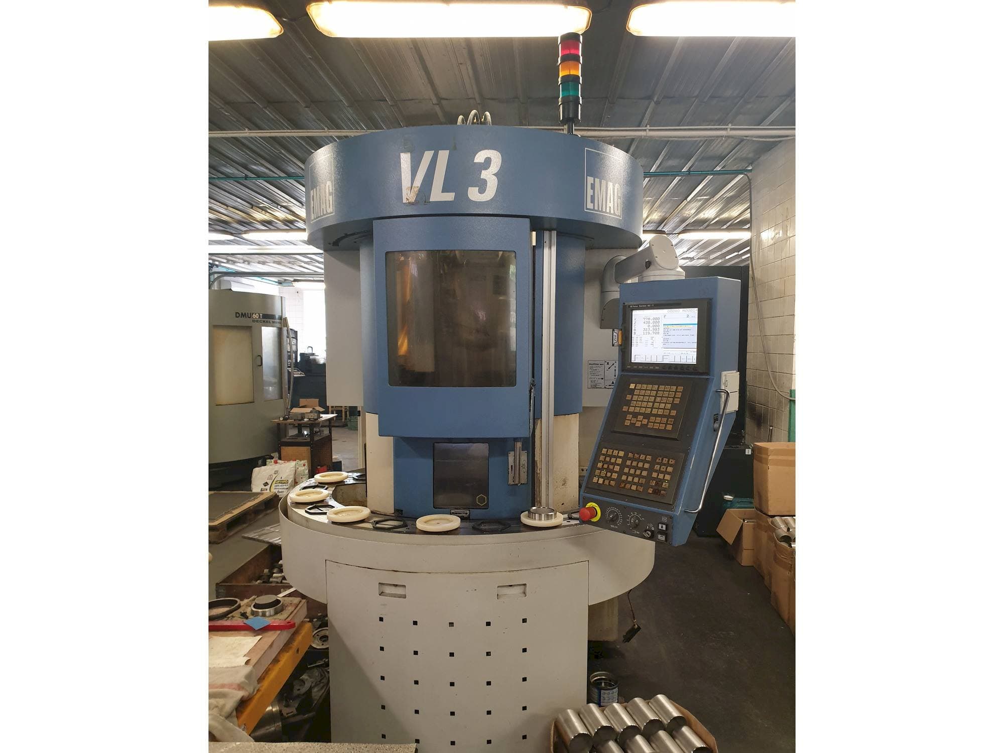 Vista frontale della macchina EMAG VL 3