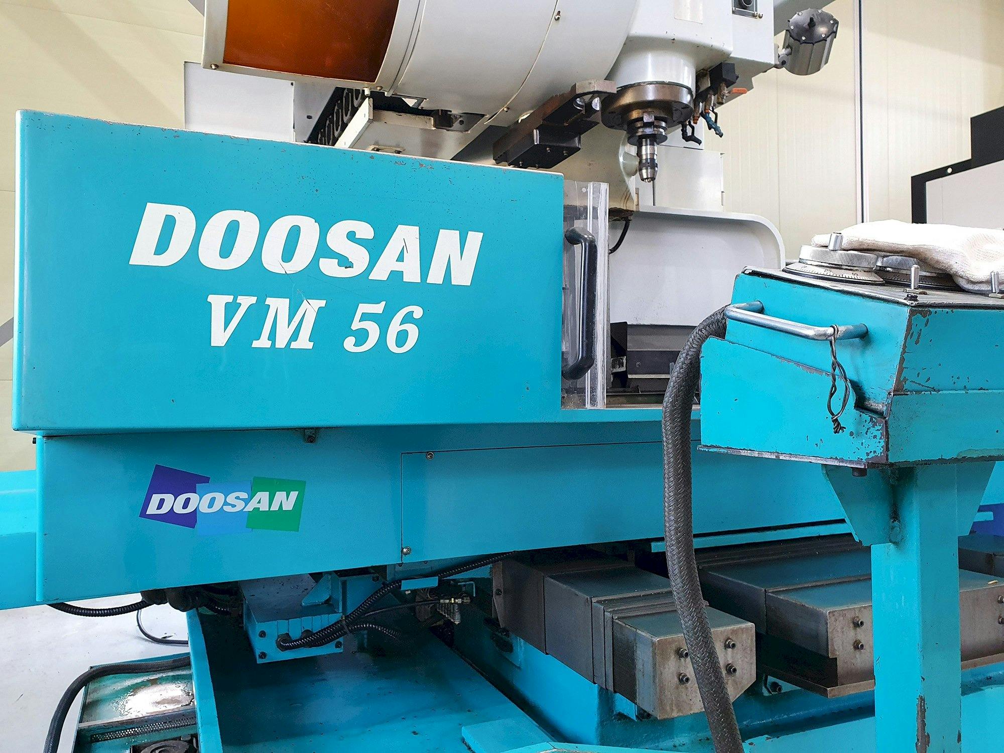Vista frontale della macchina Doosan VM56