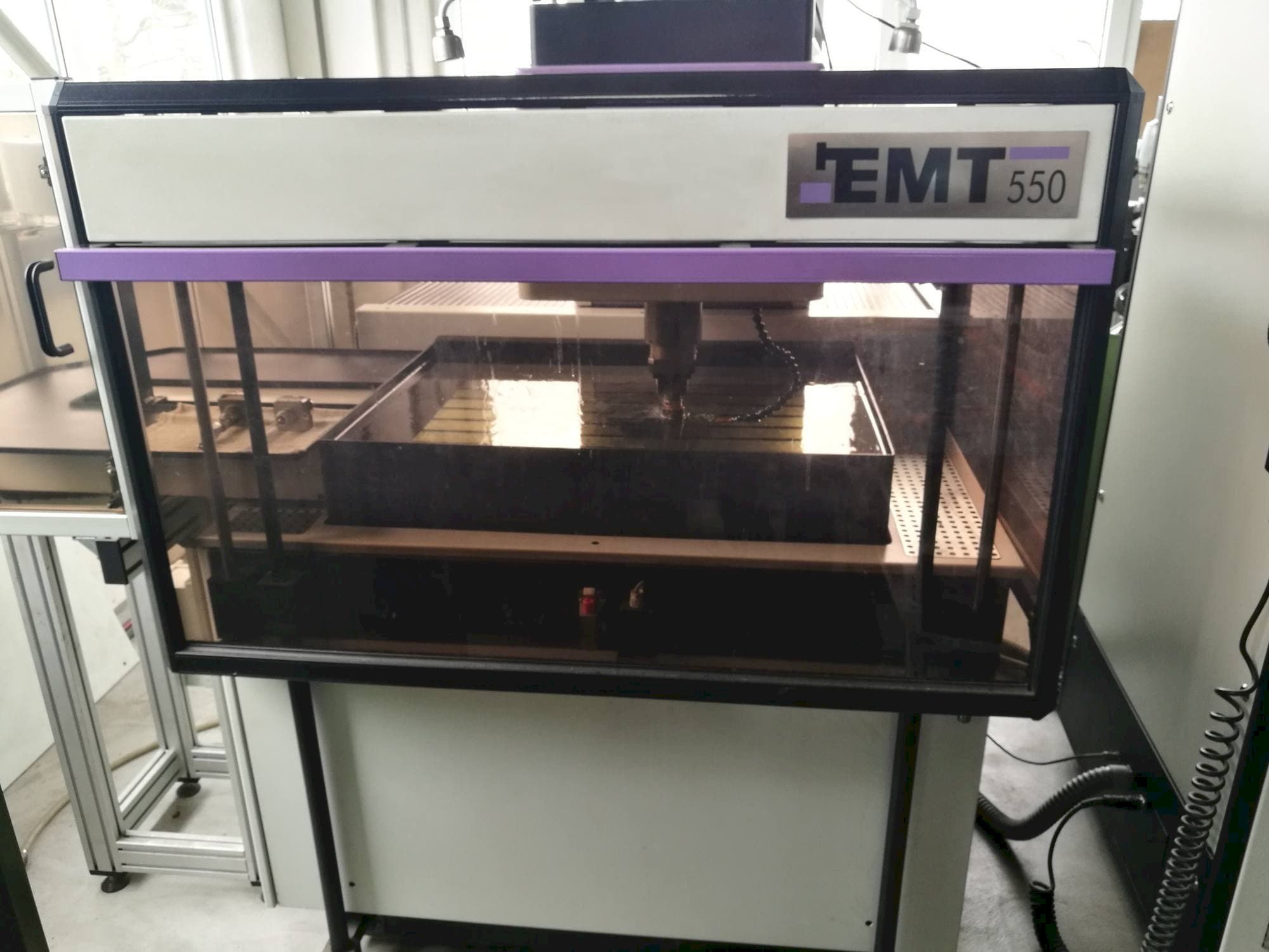 Vista frontale della macchina EMT 550