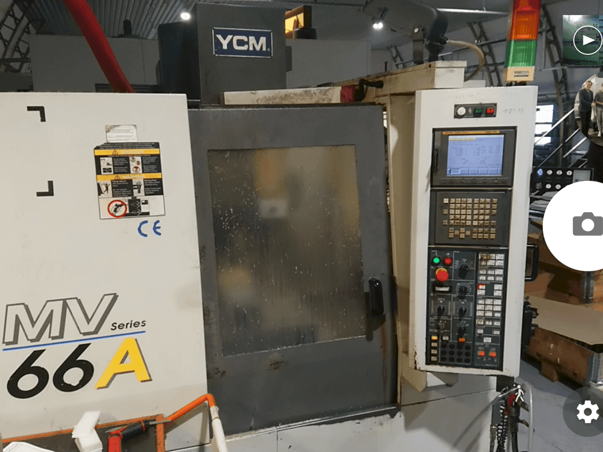 Vista frontale della macchina YCM MV66A