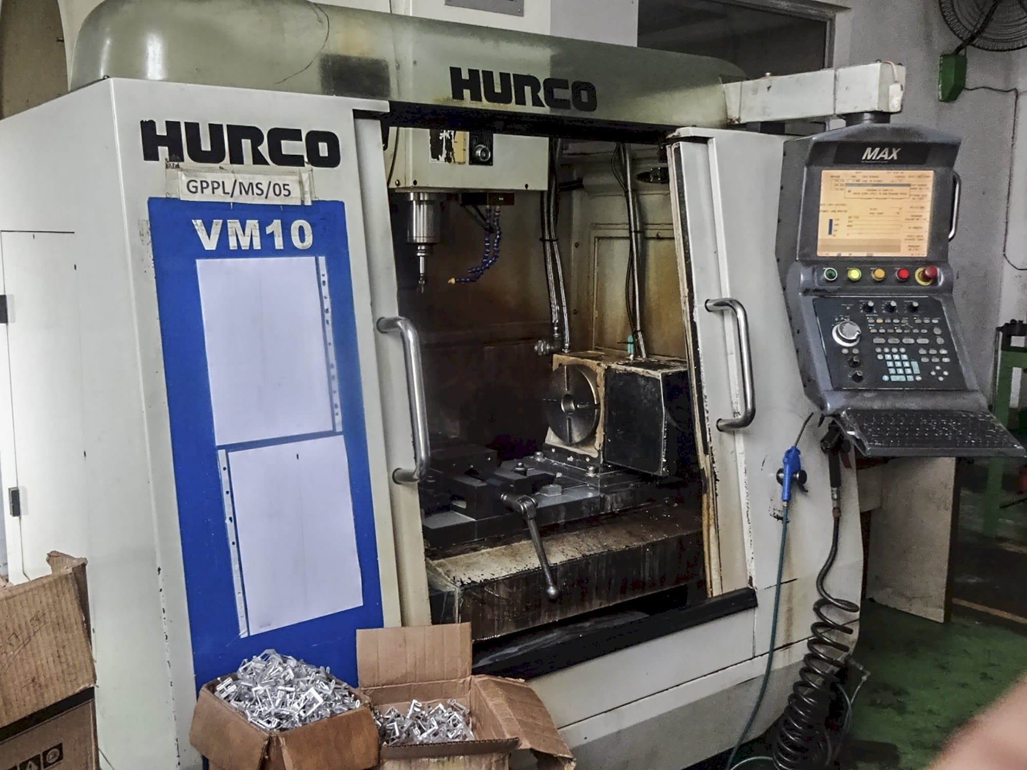 Vista lato sinistro della macchina Hurco VM10