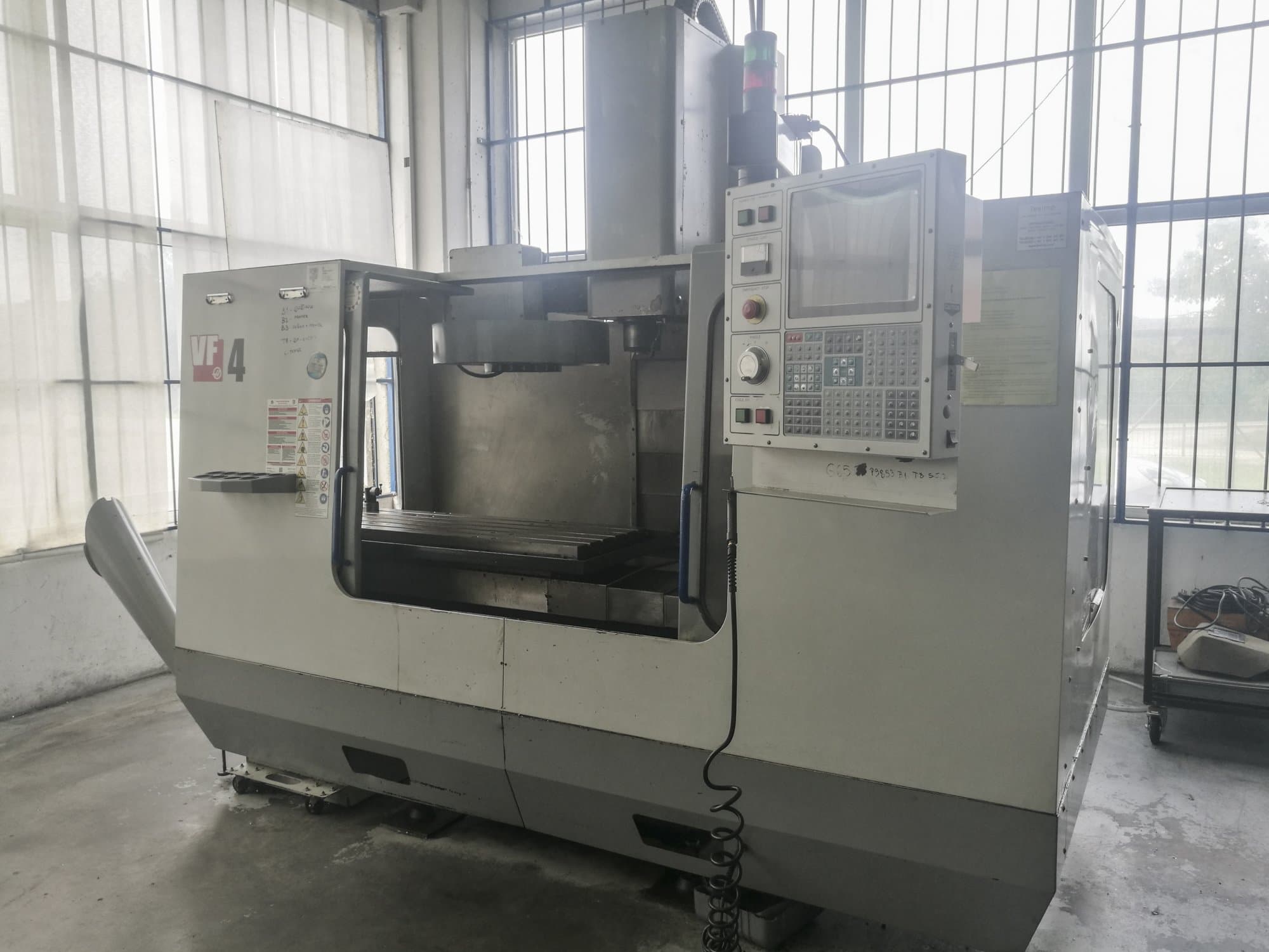 Vista frontale della macchina HAAS VF-4