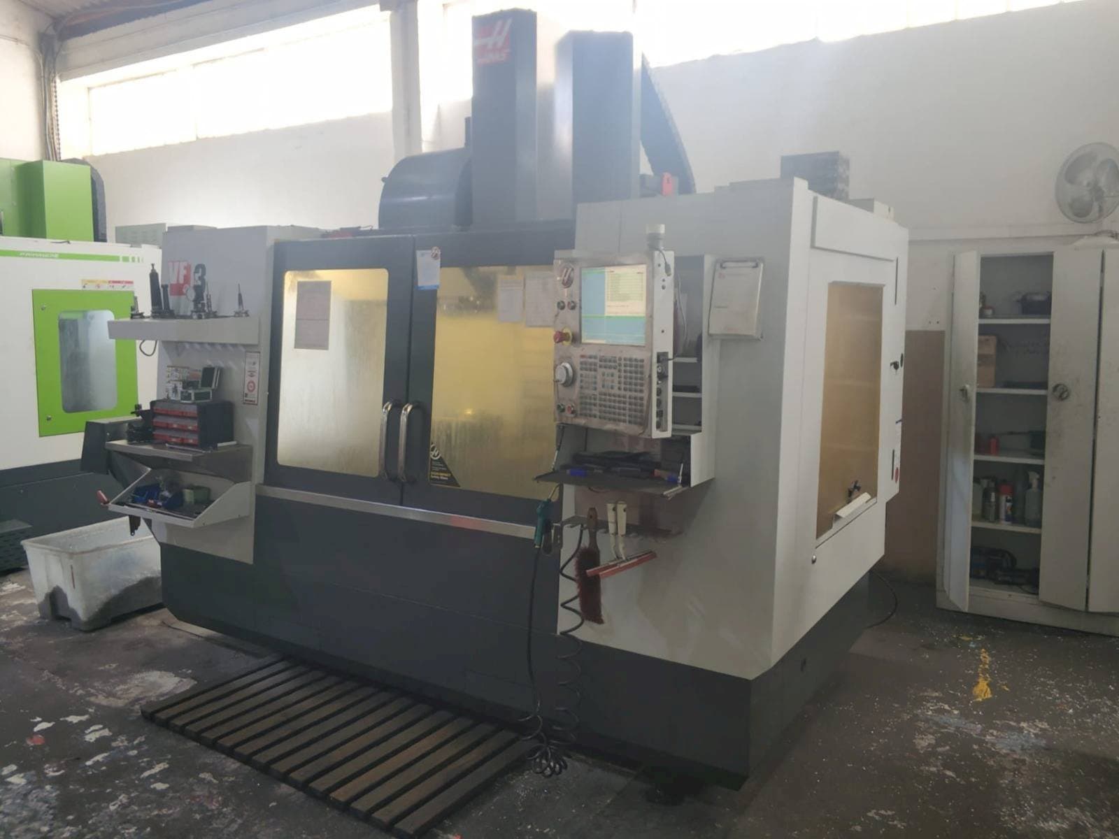 Vista frontale della macchina HAAS VF-3