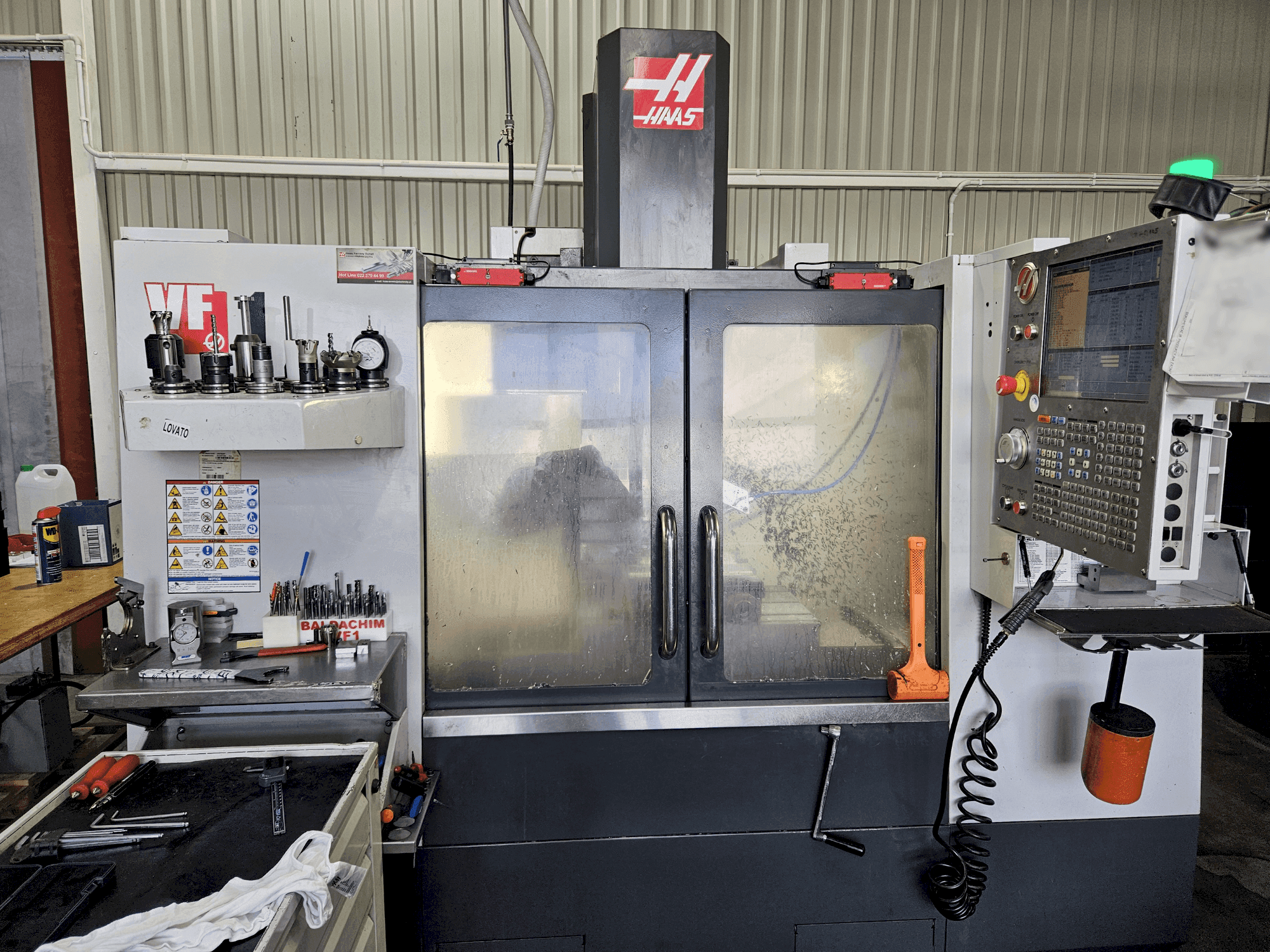 Vista frontale della macchina HAAS VF-1