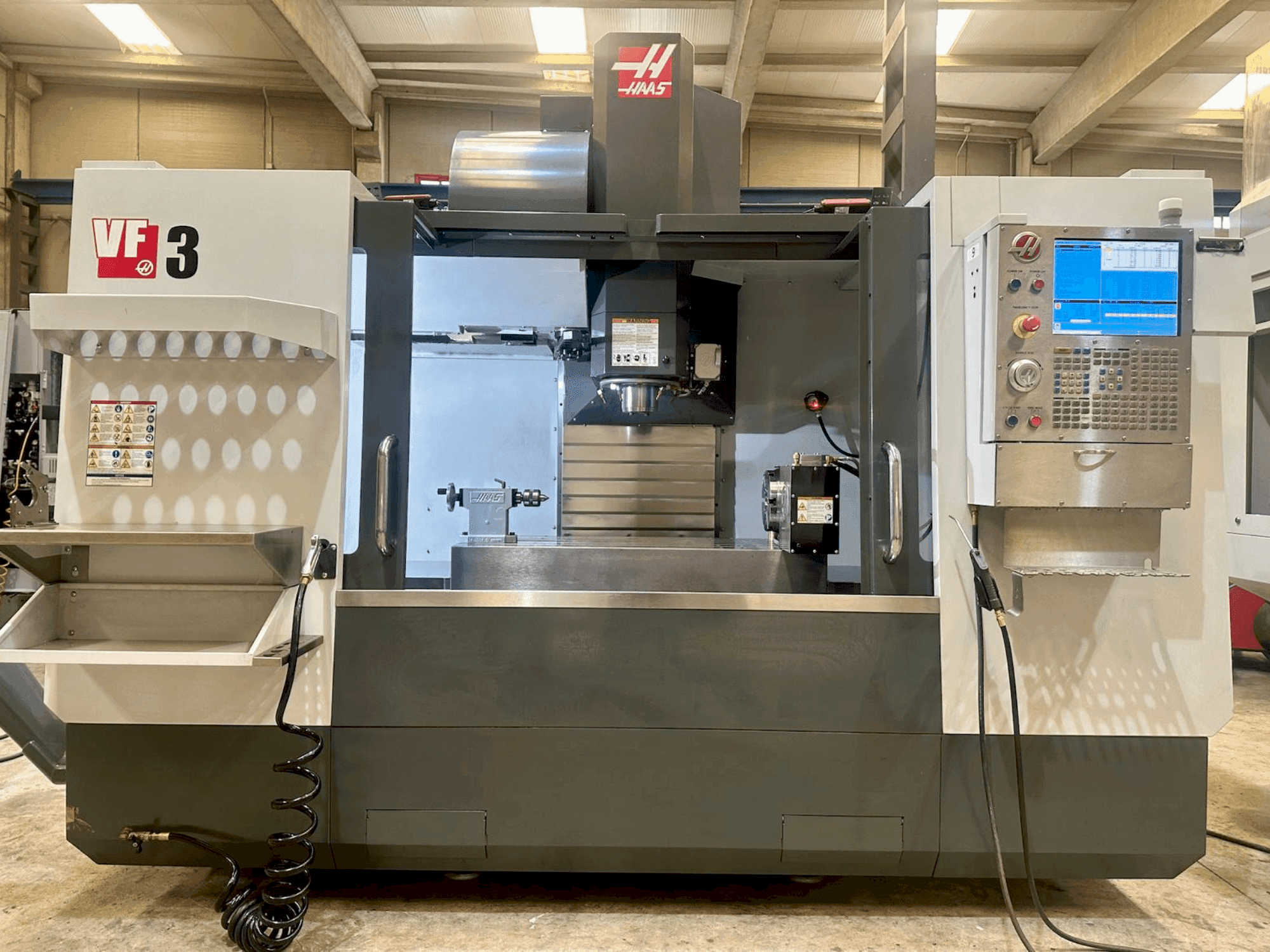 Vista frontale della macchina HAAS VF-3