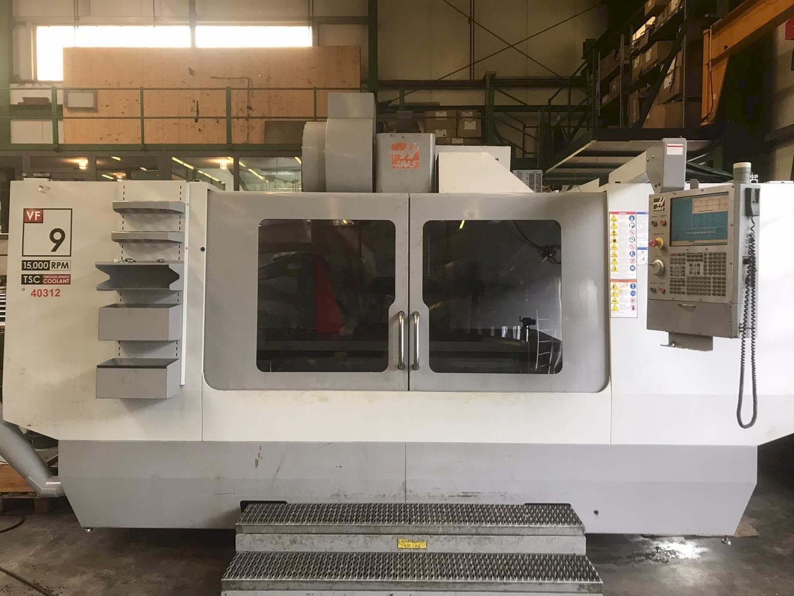 Vista frontale della macchina HAAS VF-9