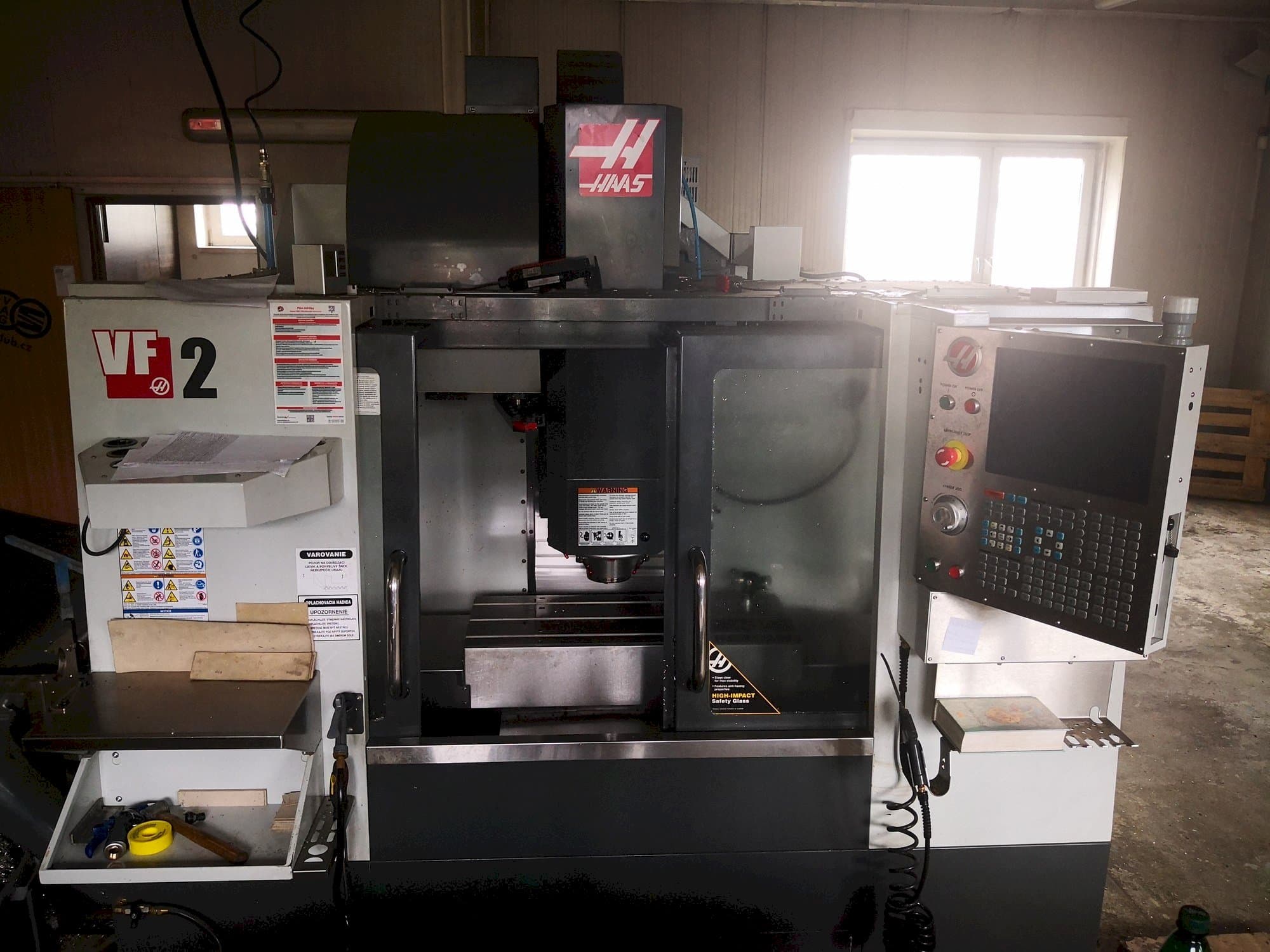 Vista frontale della macchina HAAS VF-2
