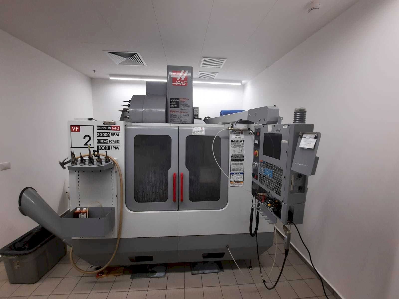 Vista frontale della macchina HAAS VF2