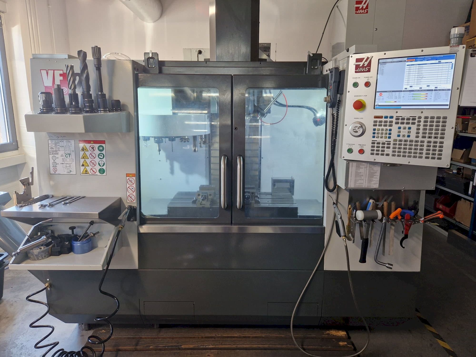 Vista frontale della macchina HAAS VF-2