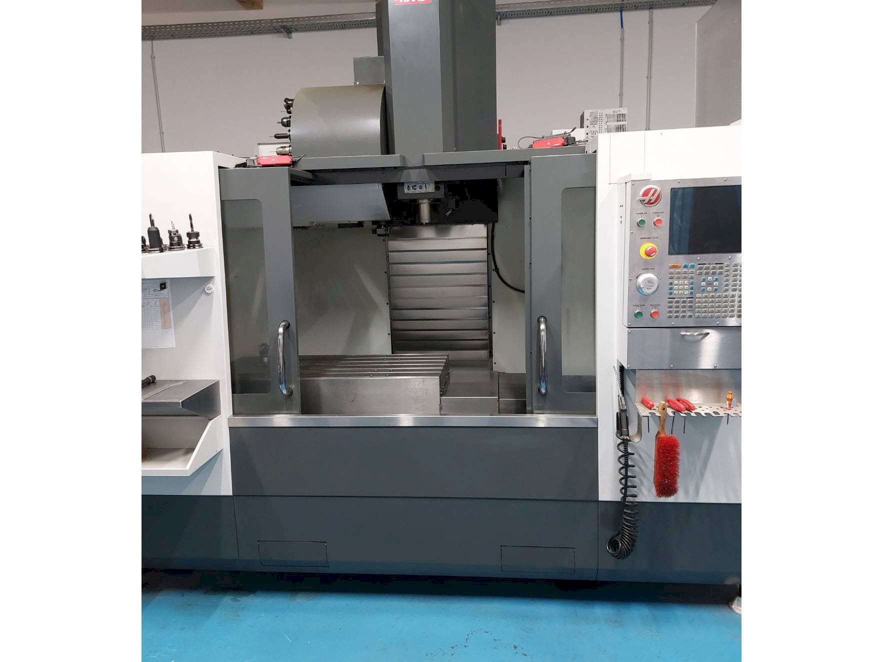 Vista frontale della macchina HAAS VF3