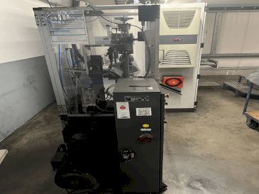 Vista frontale della macchina KOMAGE K 6 Mechanical Powder Press