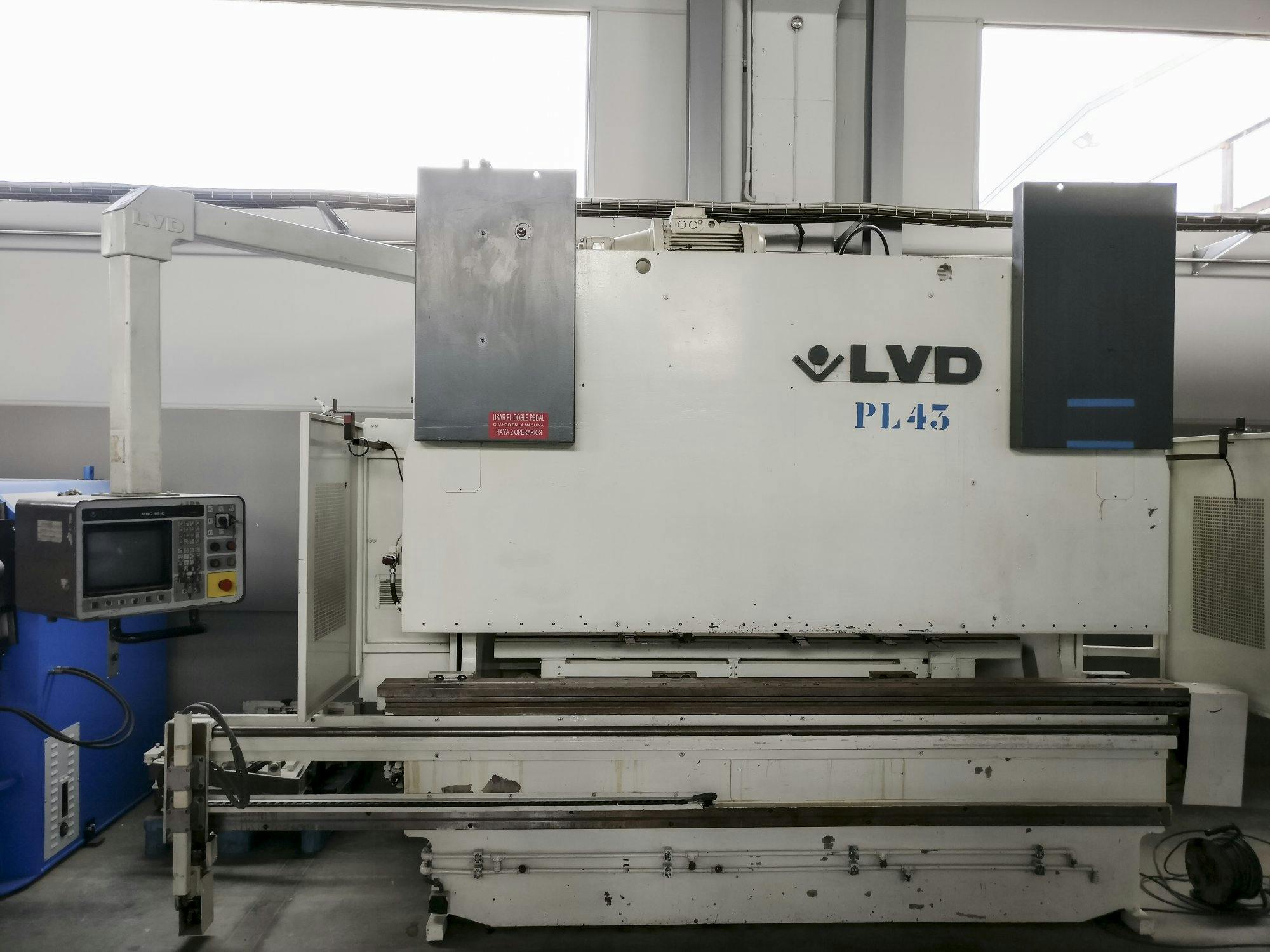 Vista frontale della macchina LVD PPEB 160-30 MNC 95
