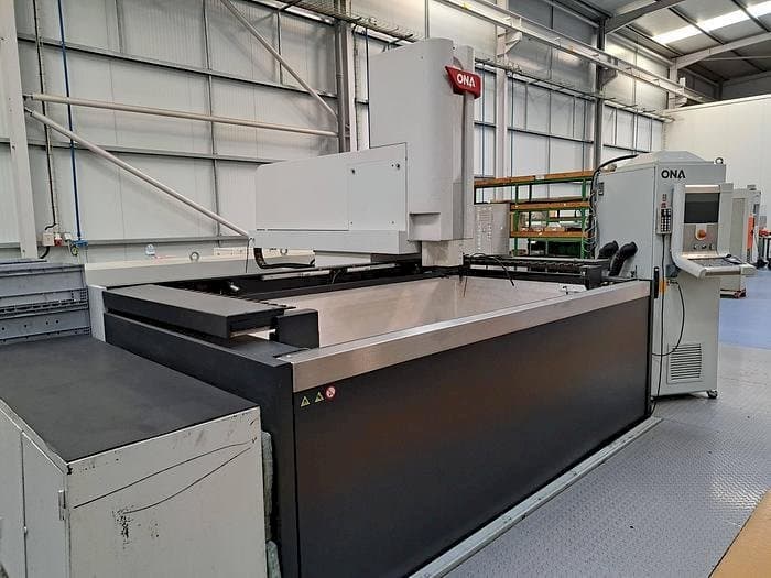 Vista frontale della macchina ONA QX8 B1 L