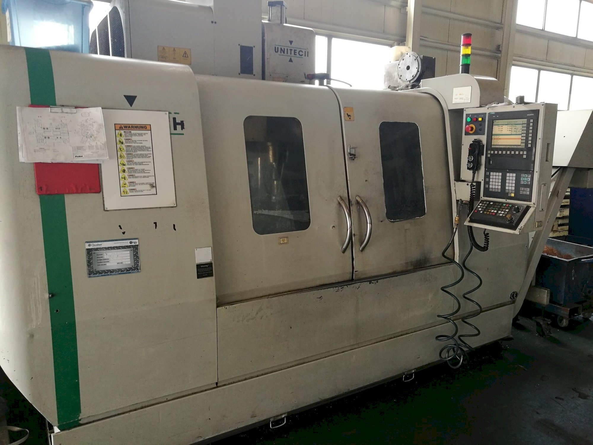 Vista frontale della macchina UNITECH VMC-1250P3