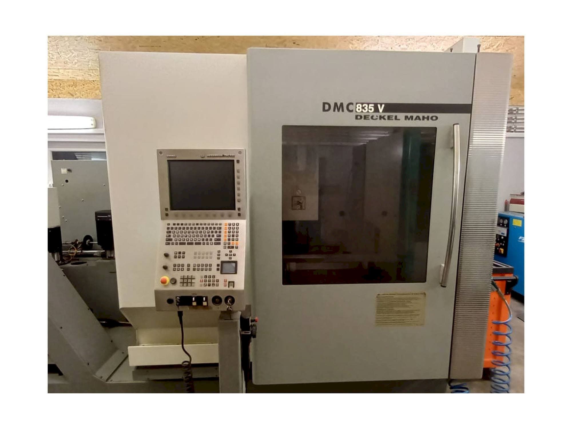 Vista frontale della macchina DMG Deckel Maho DMC 835 V