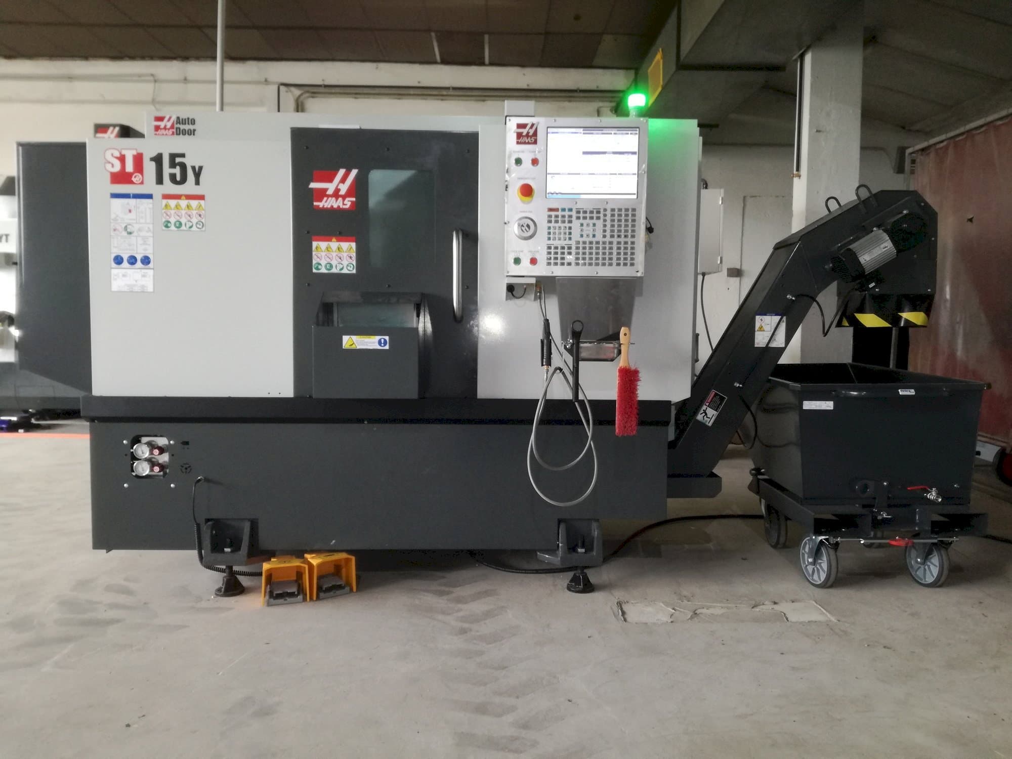 Vista frontale della macchina HAAS ST 15y