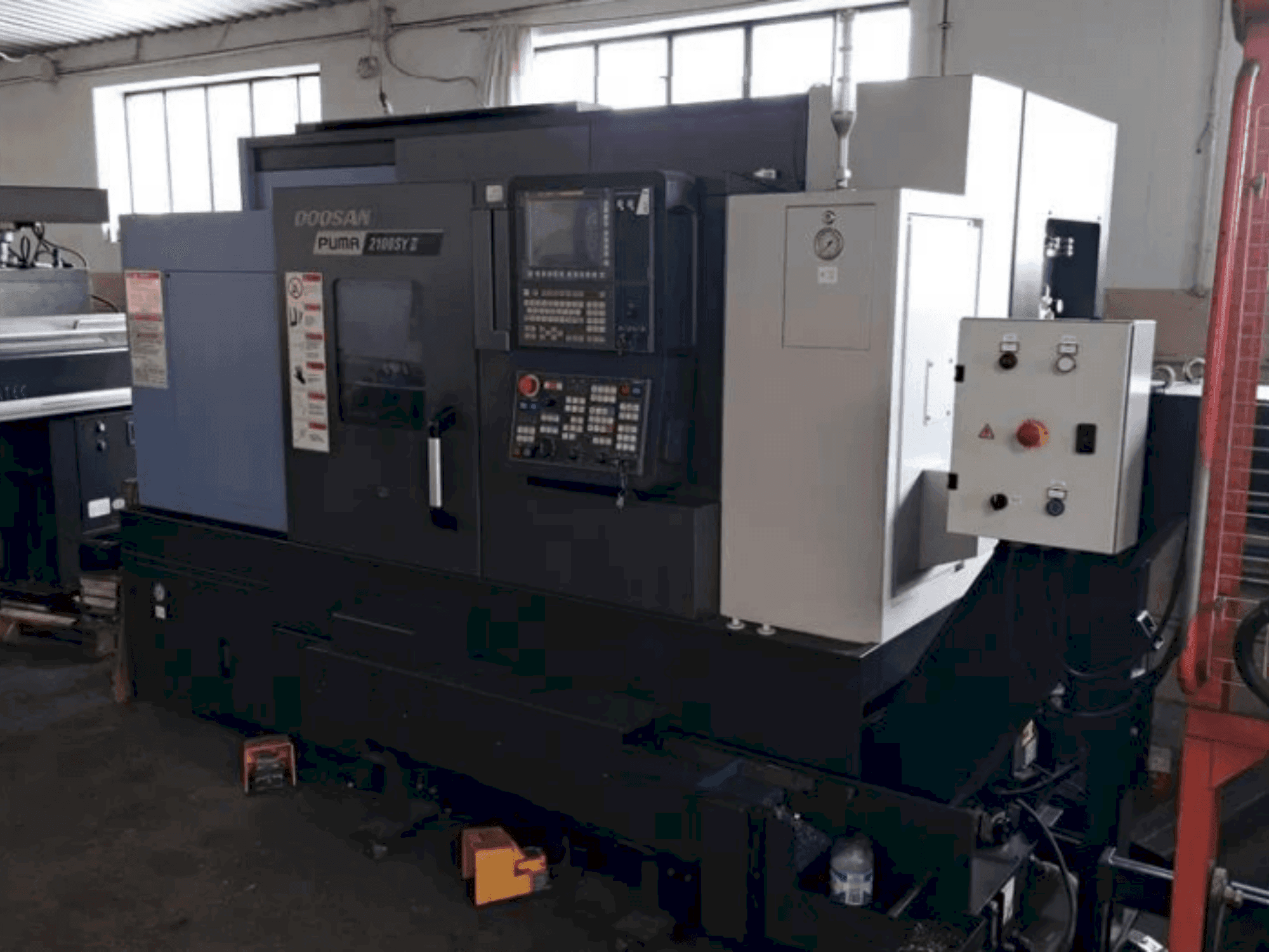 Vista frontale della macchina DOOSAN PUMA 2100 SY II