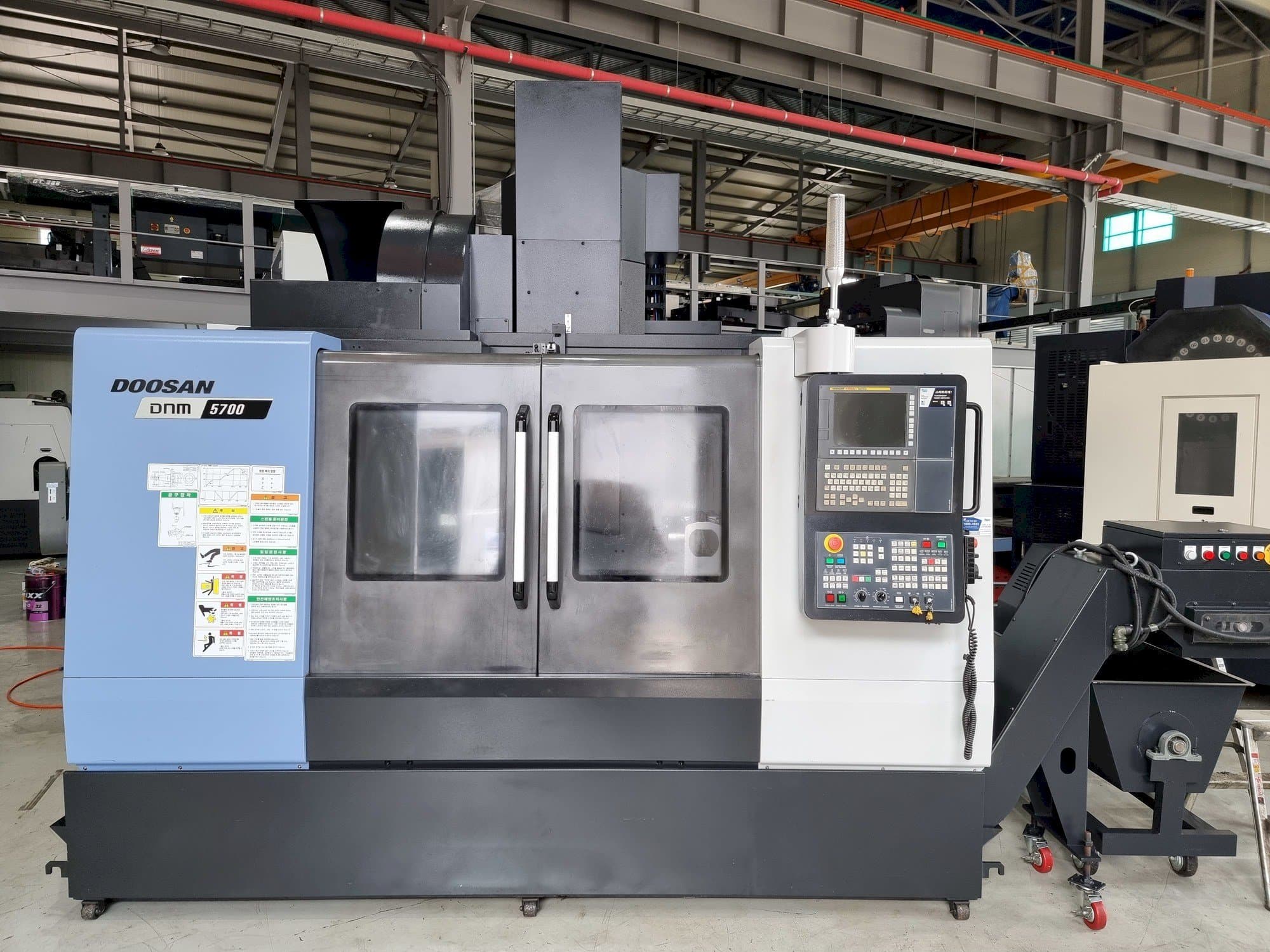 Vista frontale della macchina Doosan DNM 5700