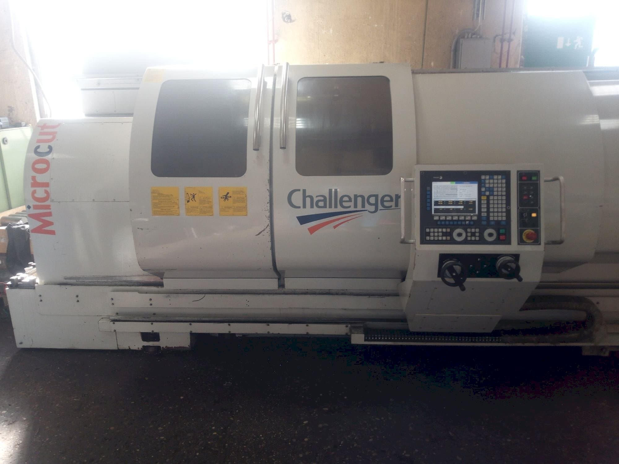 Vista frontale della macchina MICROCUT BNC 2280