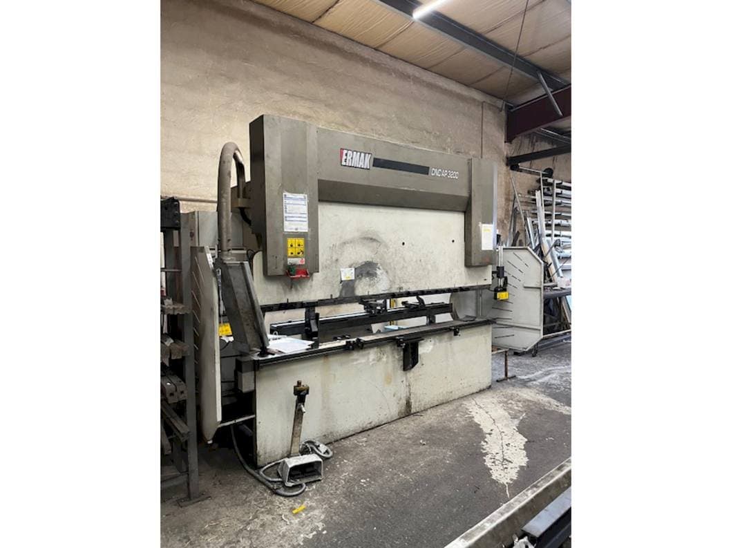 Vista frontale della macchina ERMAK Cnc ap
