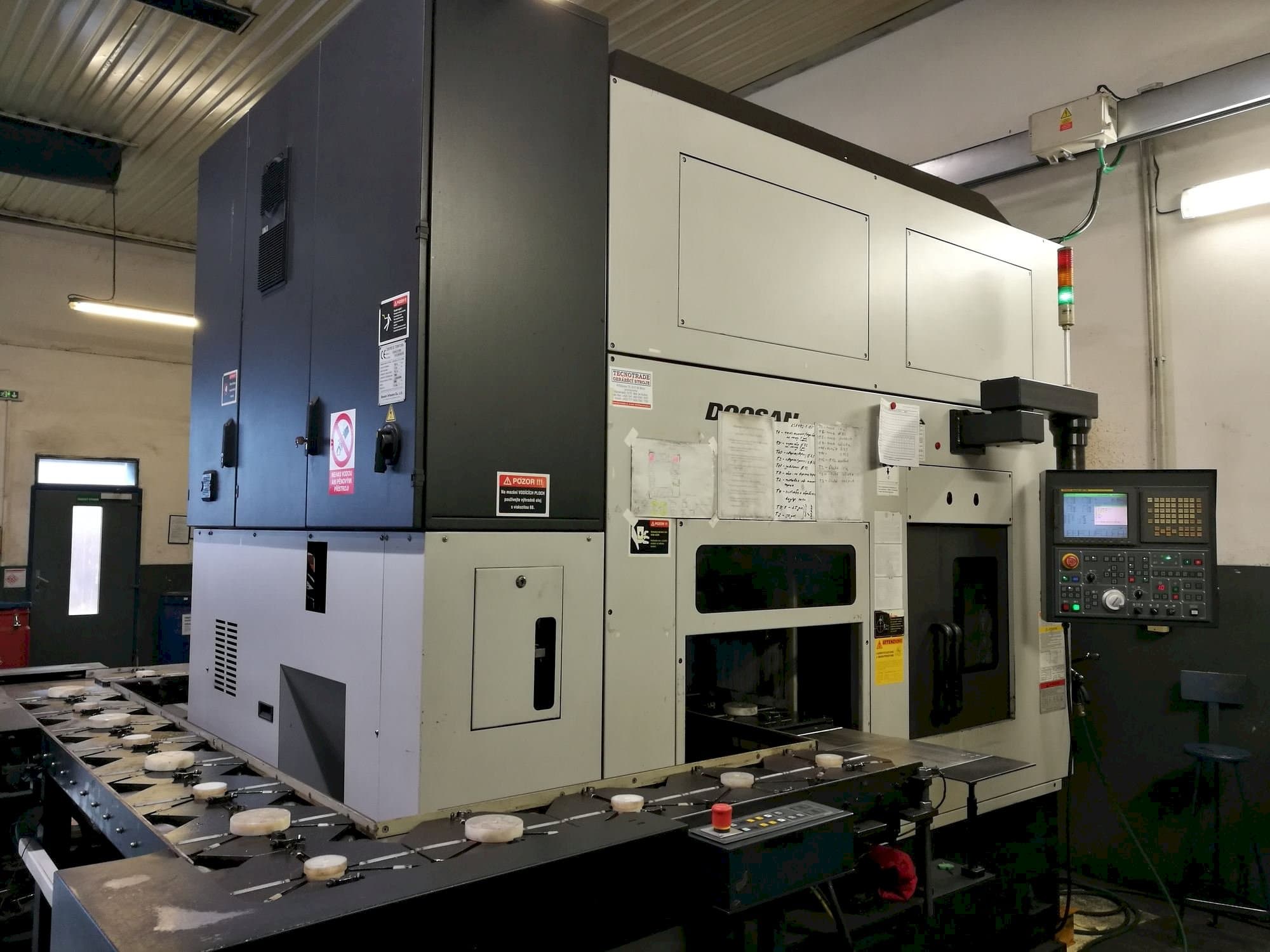 Vista frontale della macchina Doosan Puma Inverturn 3000M