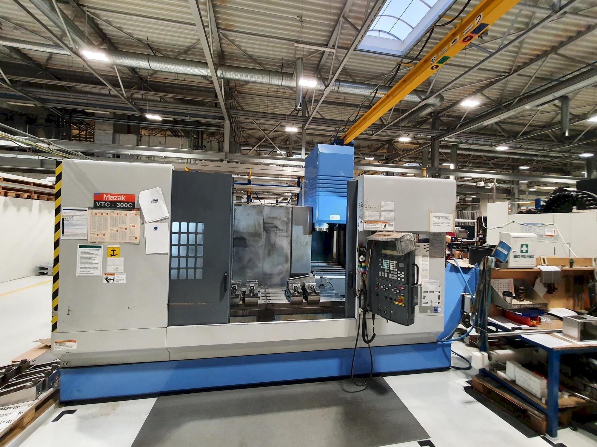 Vista frontale della macchina Mazak VTC-300C