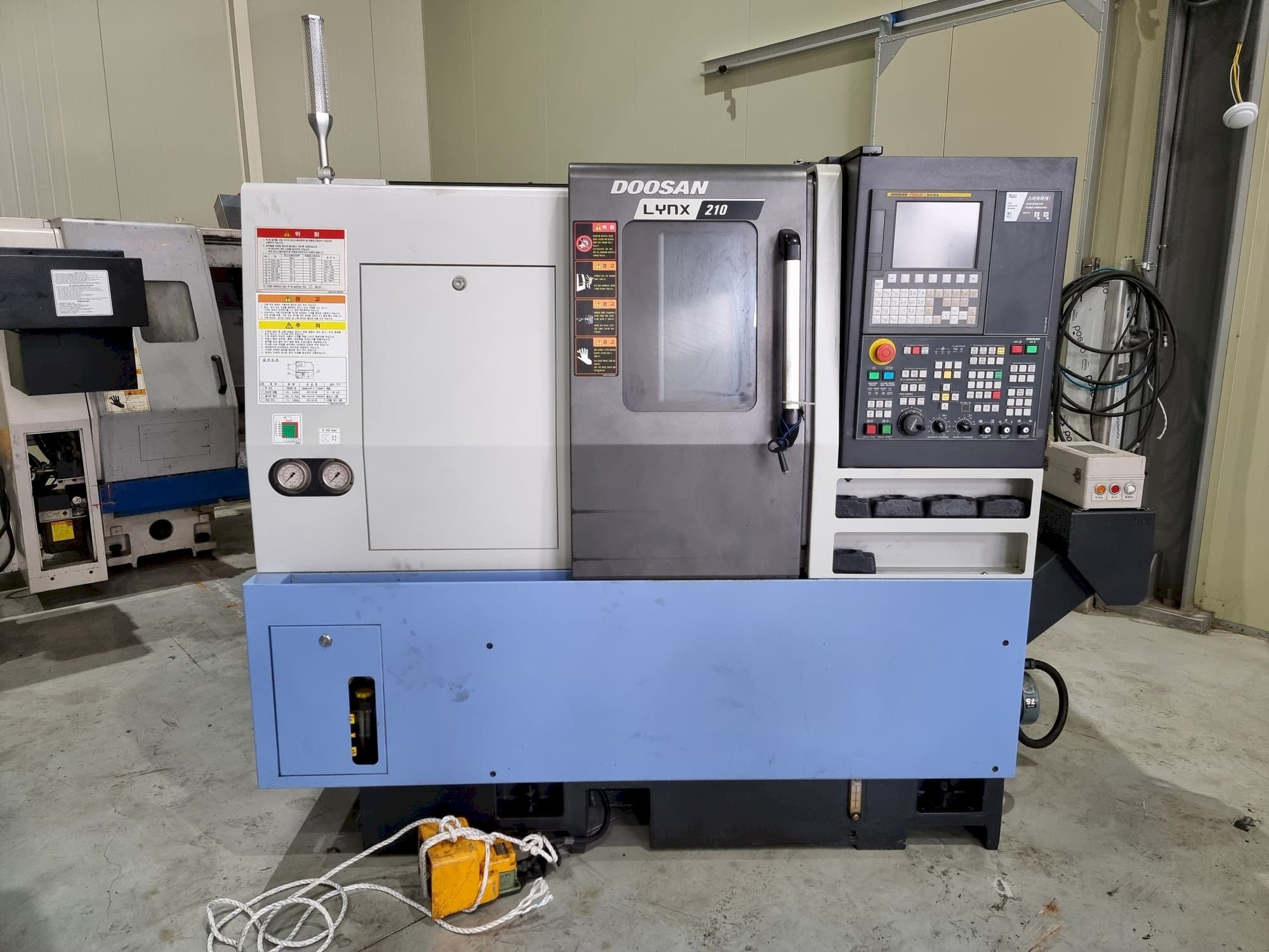 Vista frontale della macchina Doosan LYNX 210