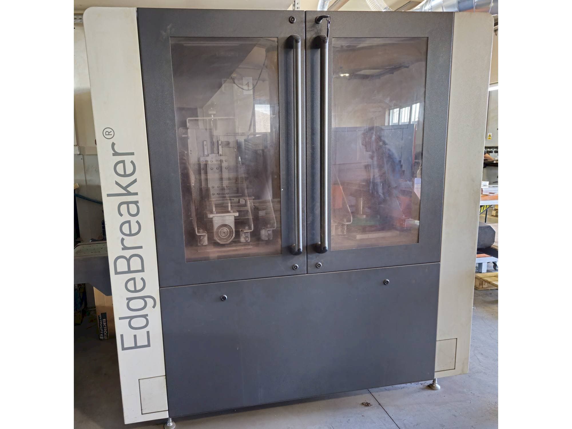 Vista frontale della macchina ARKU EdgeBreaker 1000