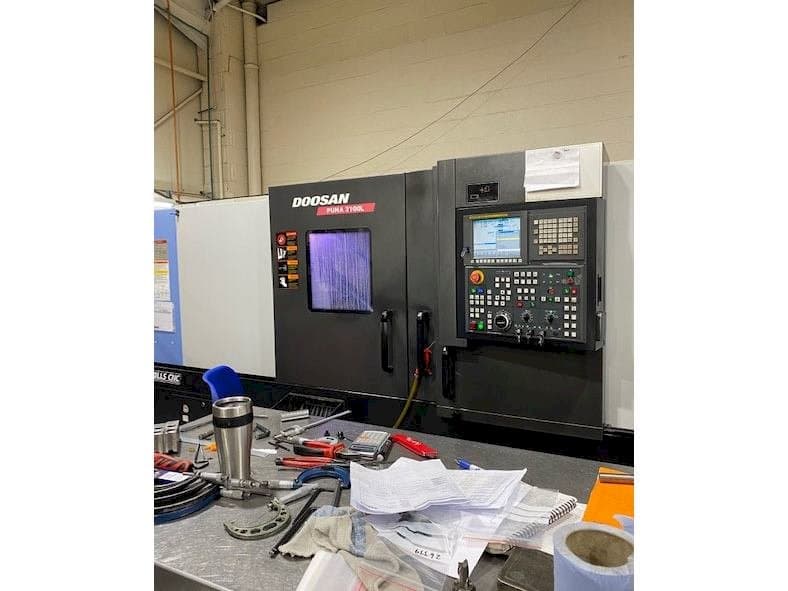 Vista frontale della macchina Doosan Puma 3100L