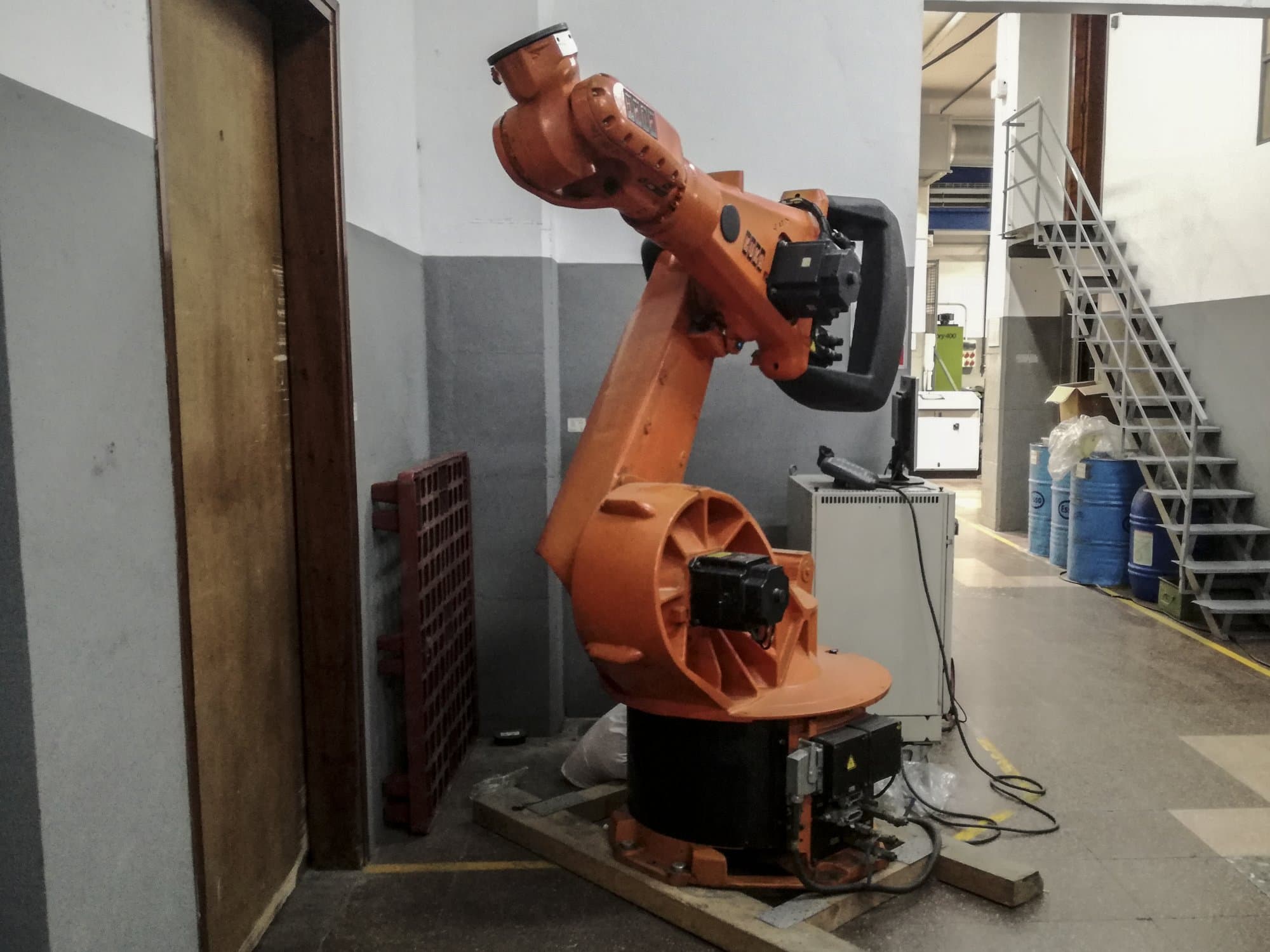 Vista lato sinistro della macchina KUKA KR 150