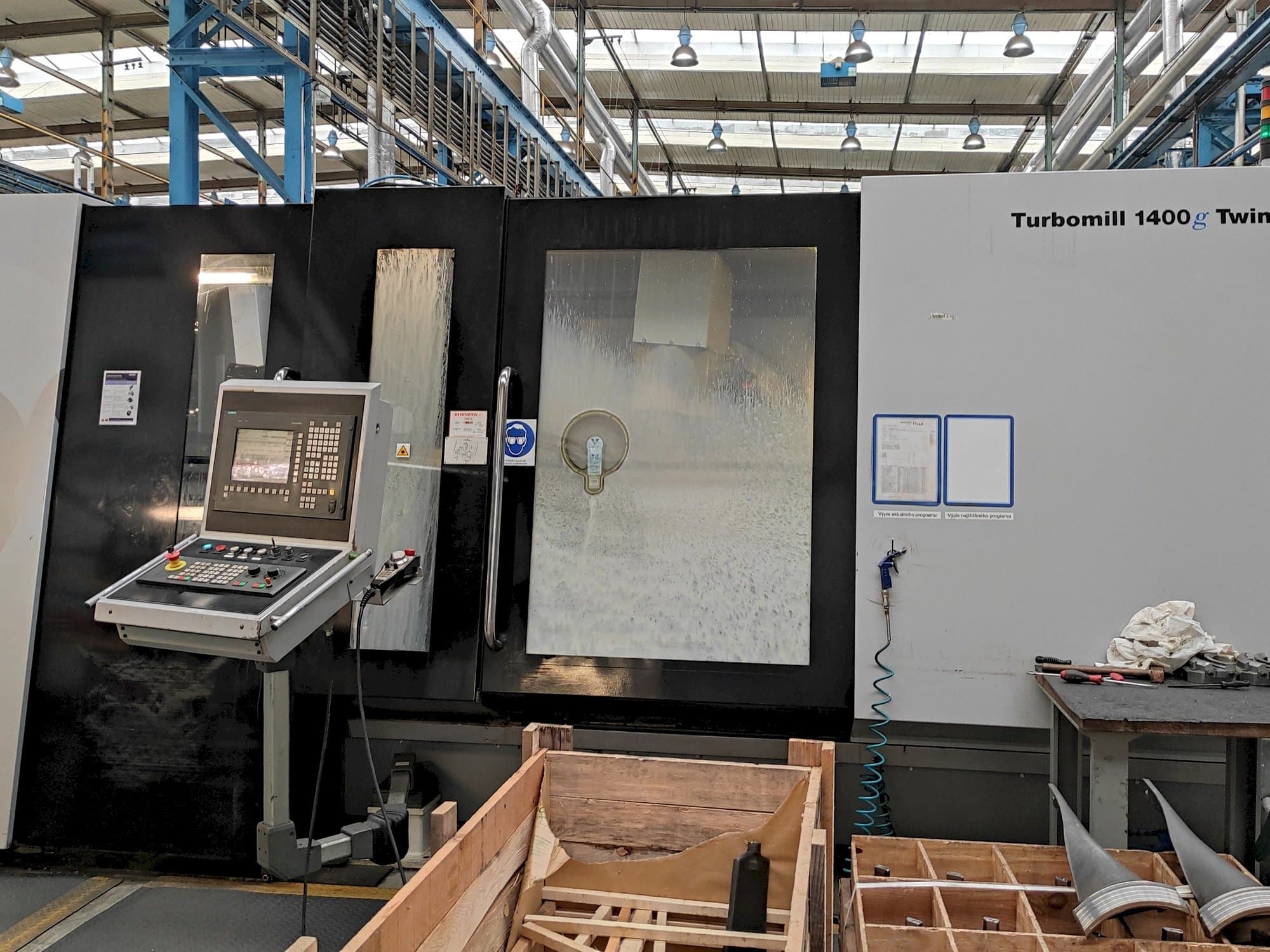 Vista frontale della macchina Liechti Turbomill 1400g Twin