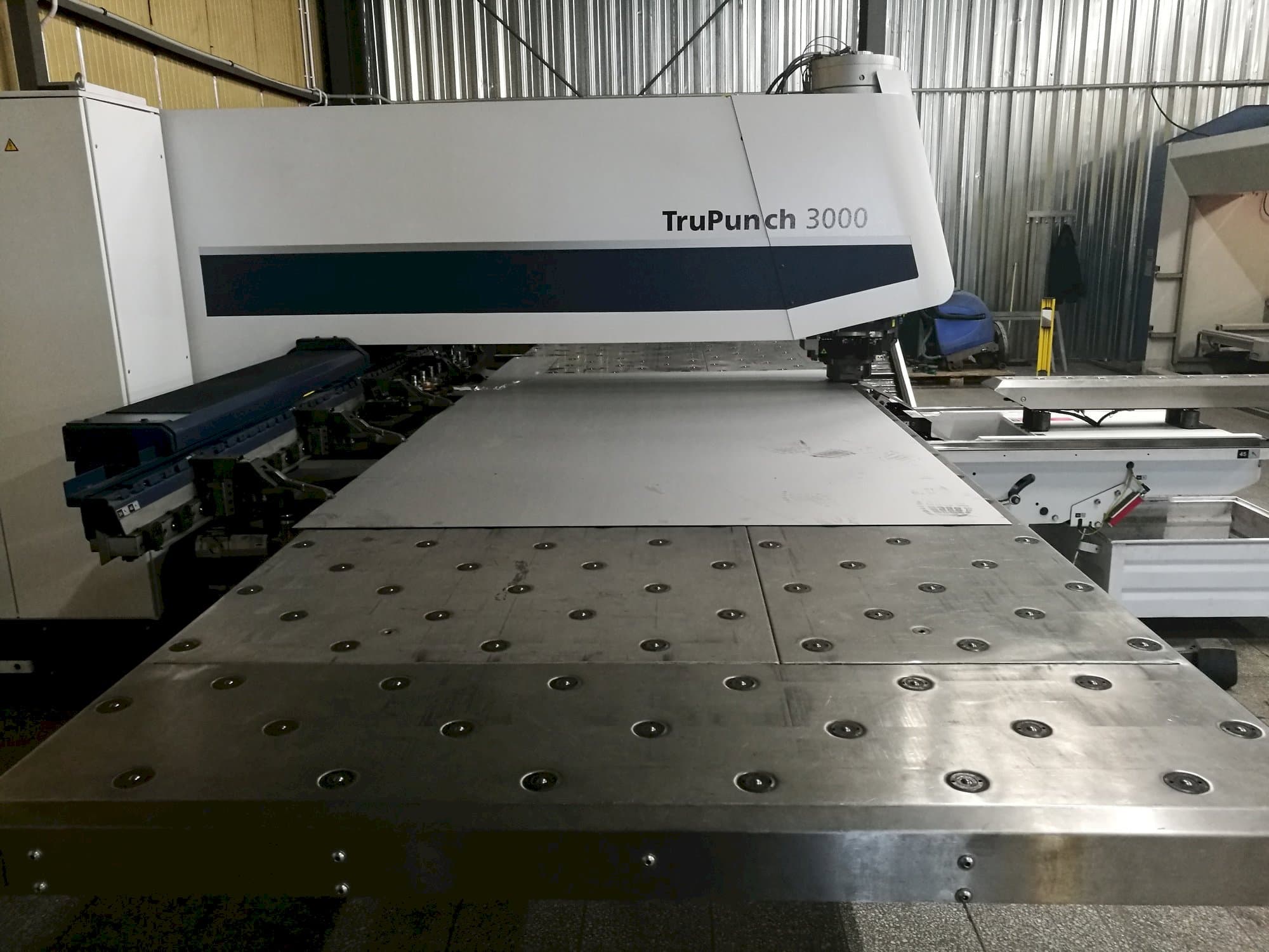 Vista laterale sinistra della macchina Trumpf TruPunch 3000