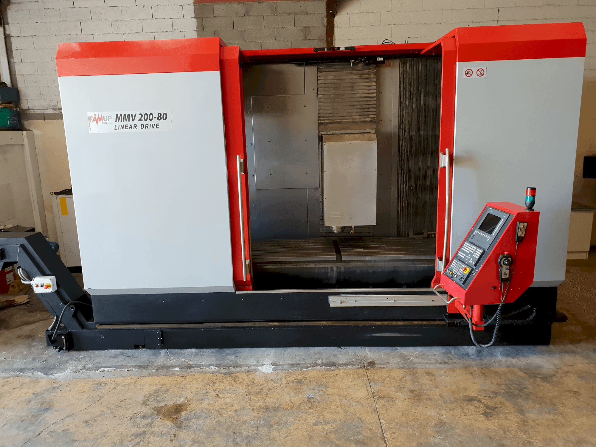 Vista frontale della macchina FAMUP MMV 200-80 Linear Drive