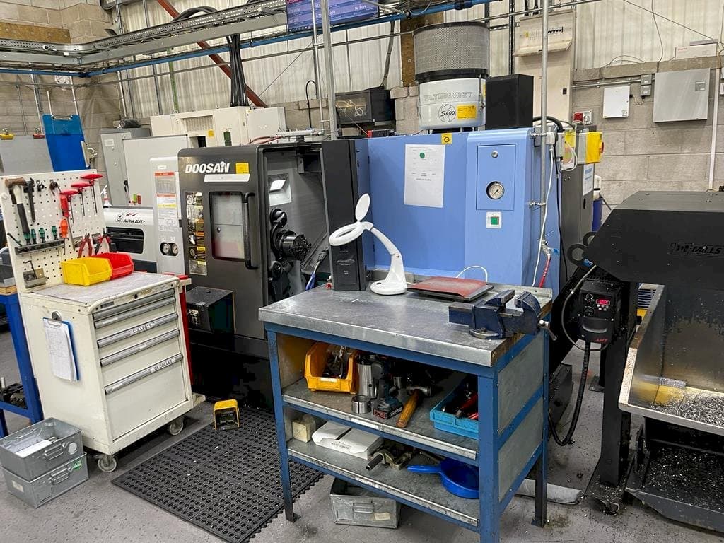 Vista frontale della macchina Doosan Lynx 220 LMA