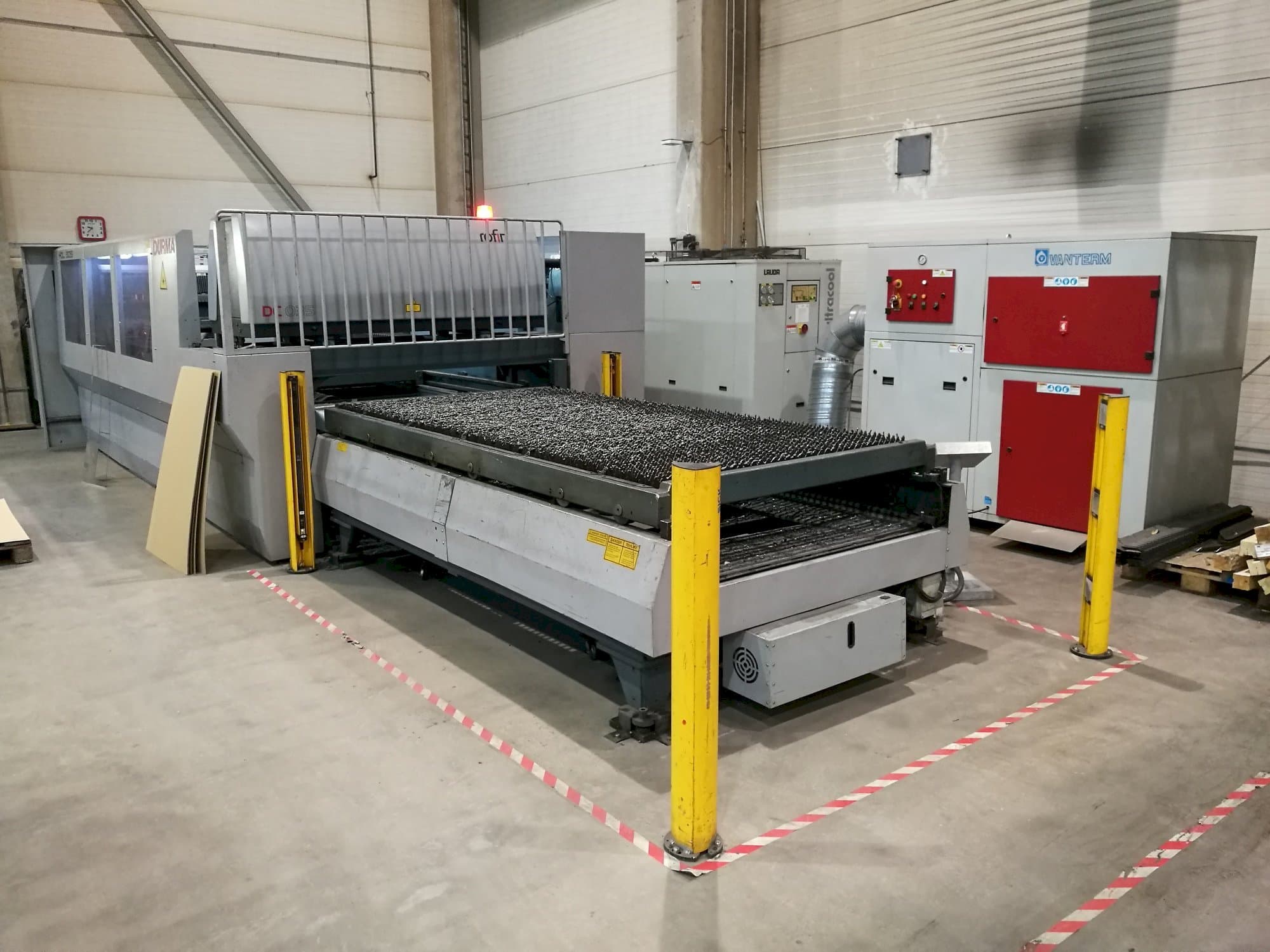 Vista laterale sinistra della macchina Durma HDL 3015