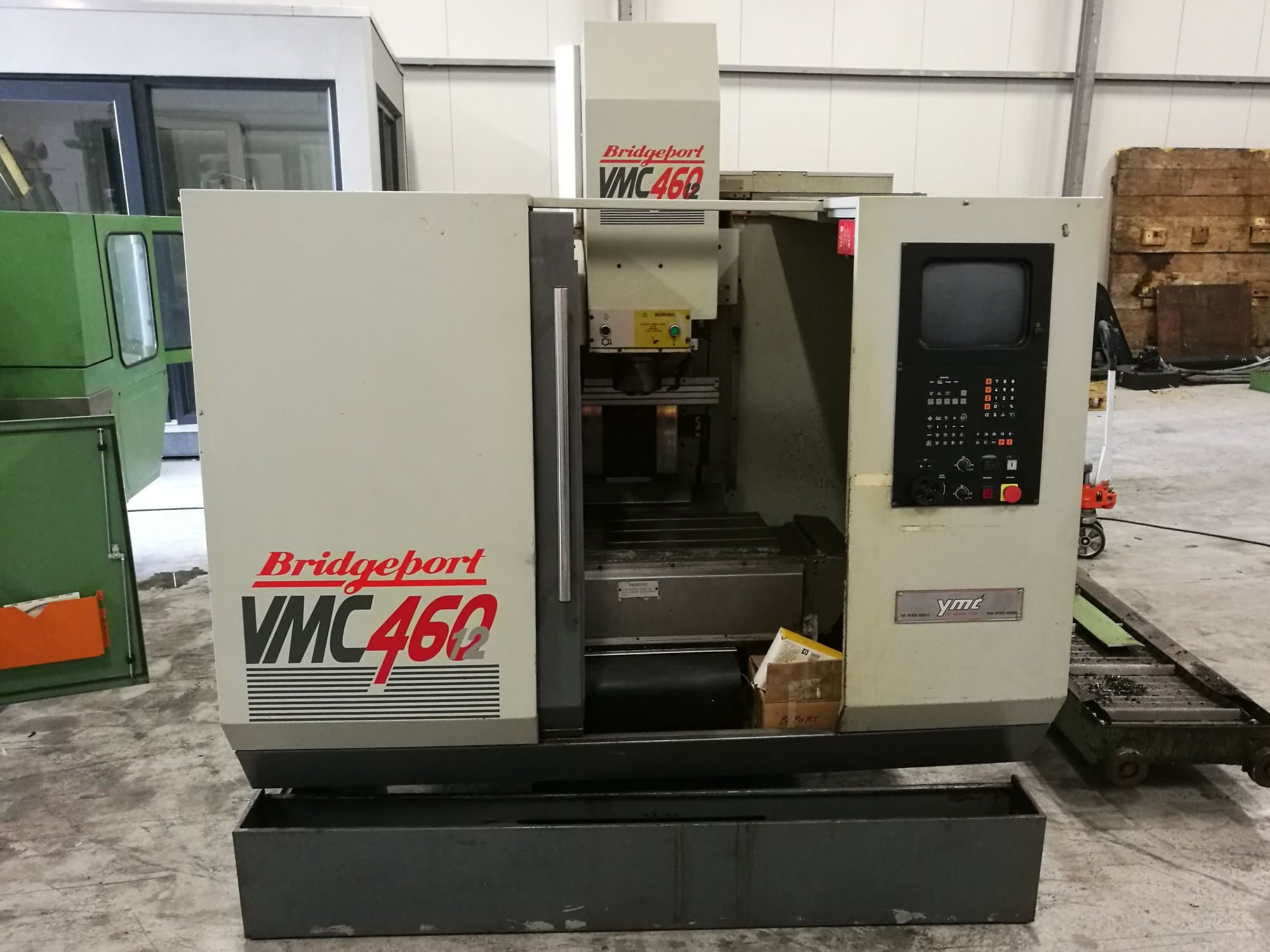Vista frontale della macchina Bridgeport VMC 460