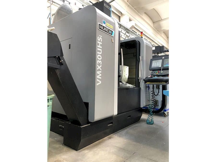 Vista frontale della macchina Hurco VMX30 UHSi