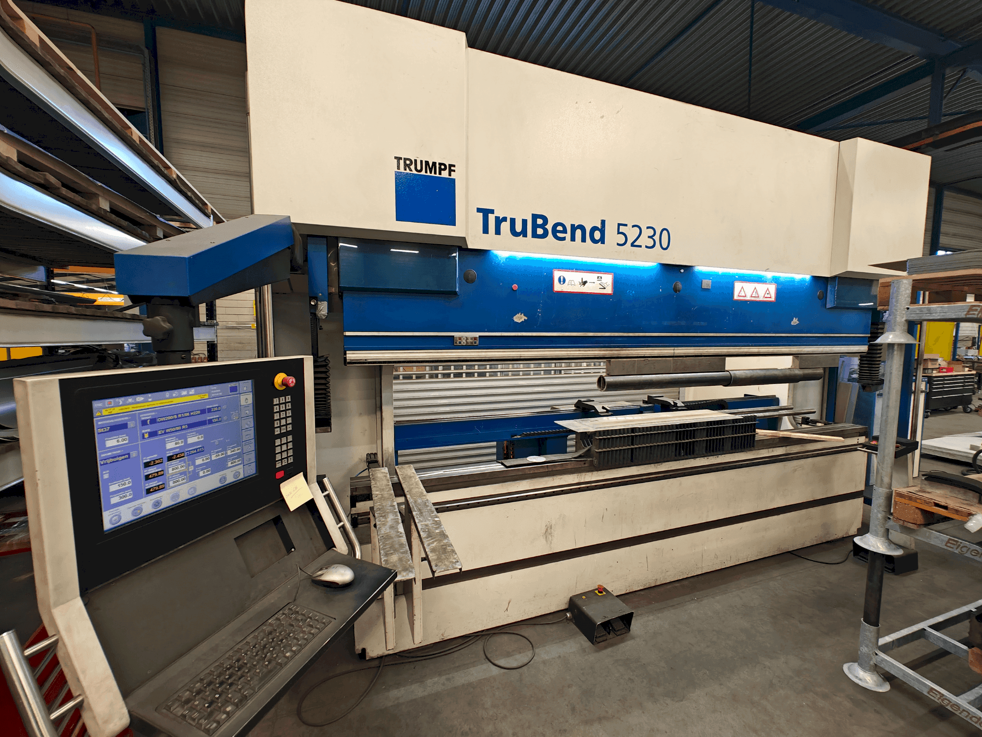 Vista frontale della macchina TRUMPF TruBend 5230