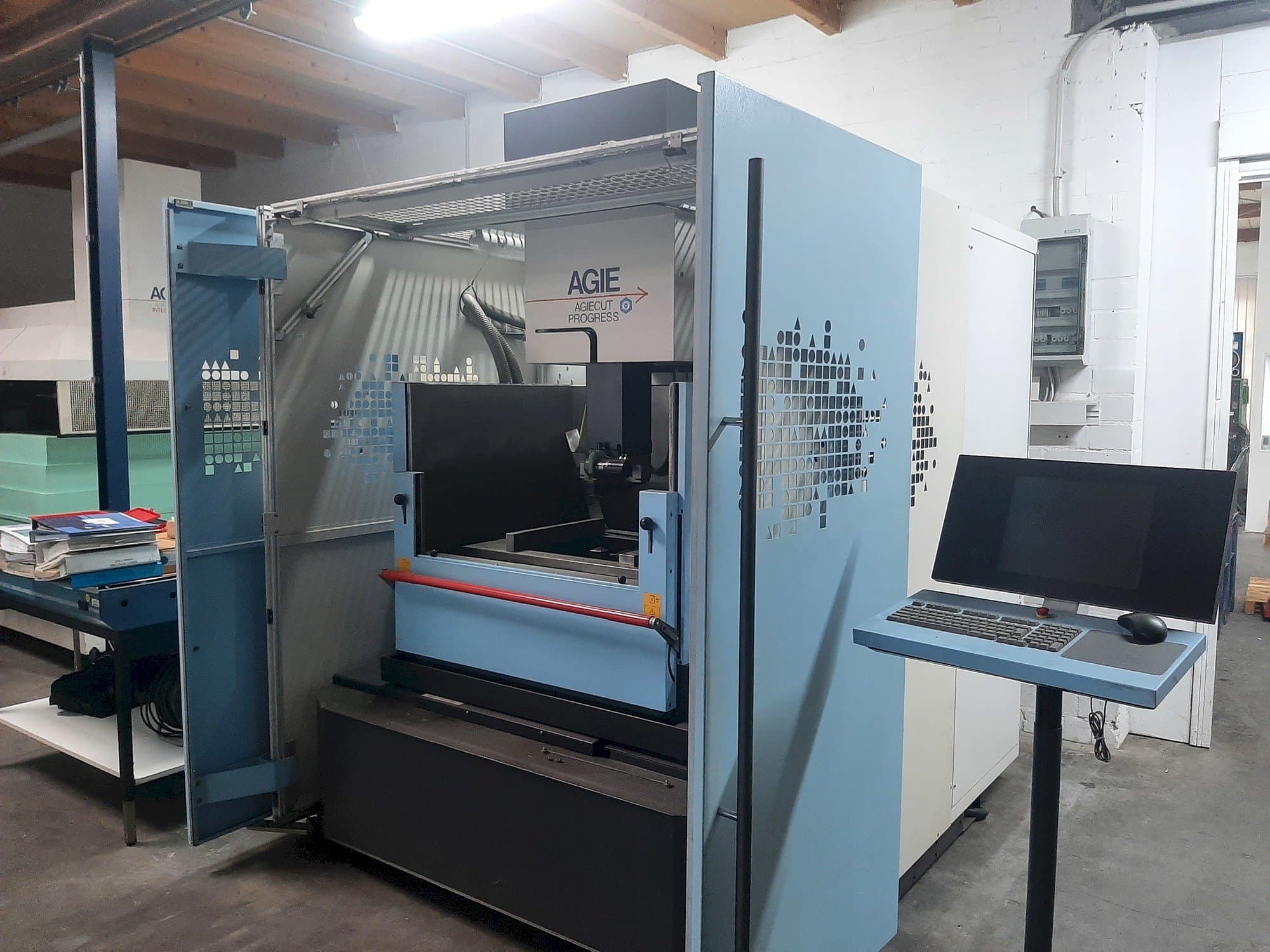 Vista frontale della macchina AGIE Agiecut Progress 3